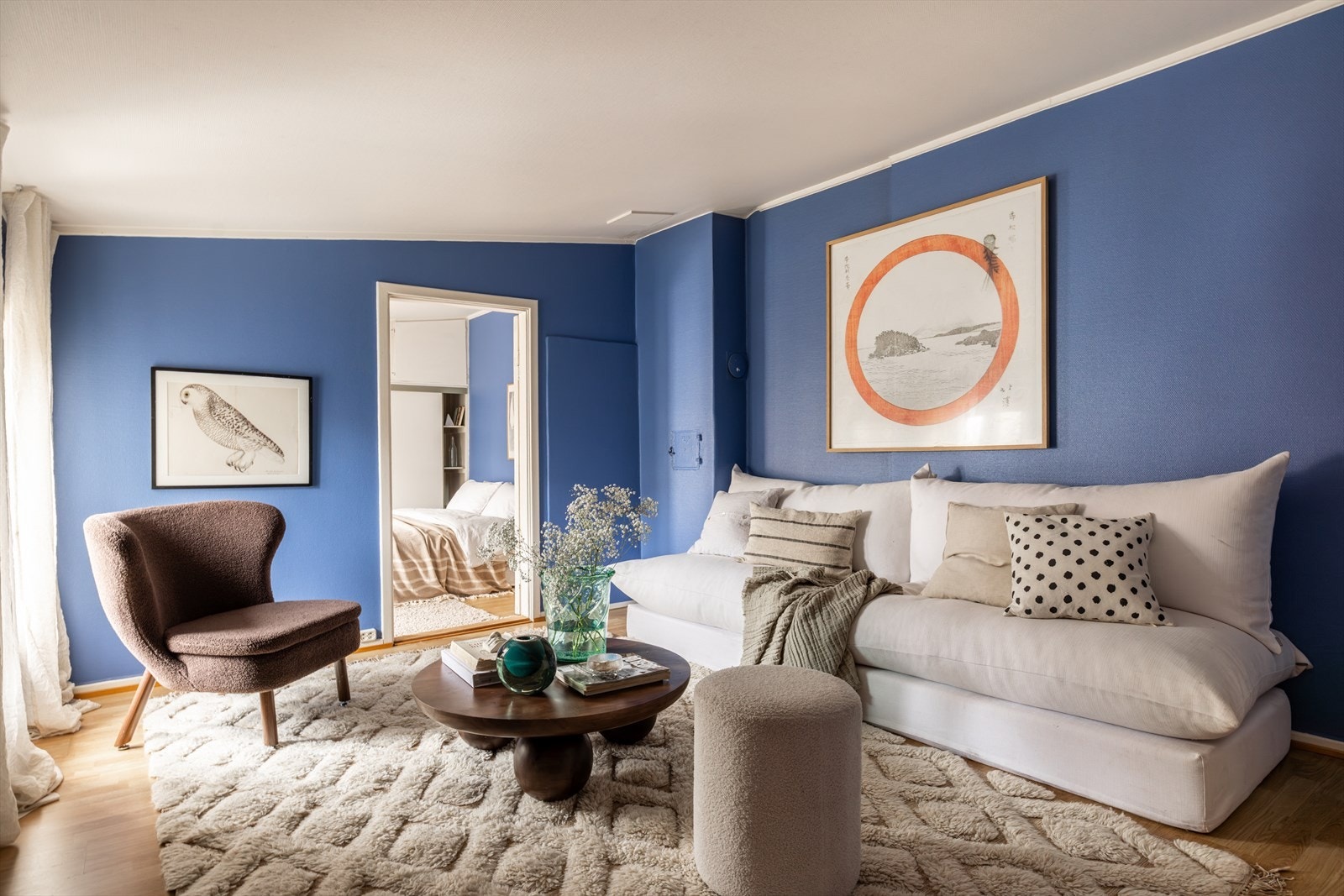 Hyggelig stue med rom for sofaseksjon med tilhørende møblementer. Dette rommet er på eldre tegninger benevnt som "rullerom". Galleribilde