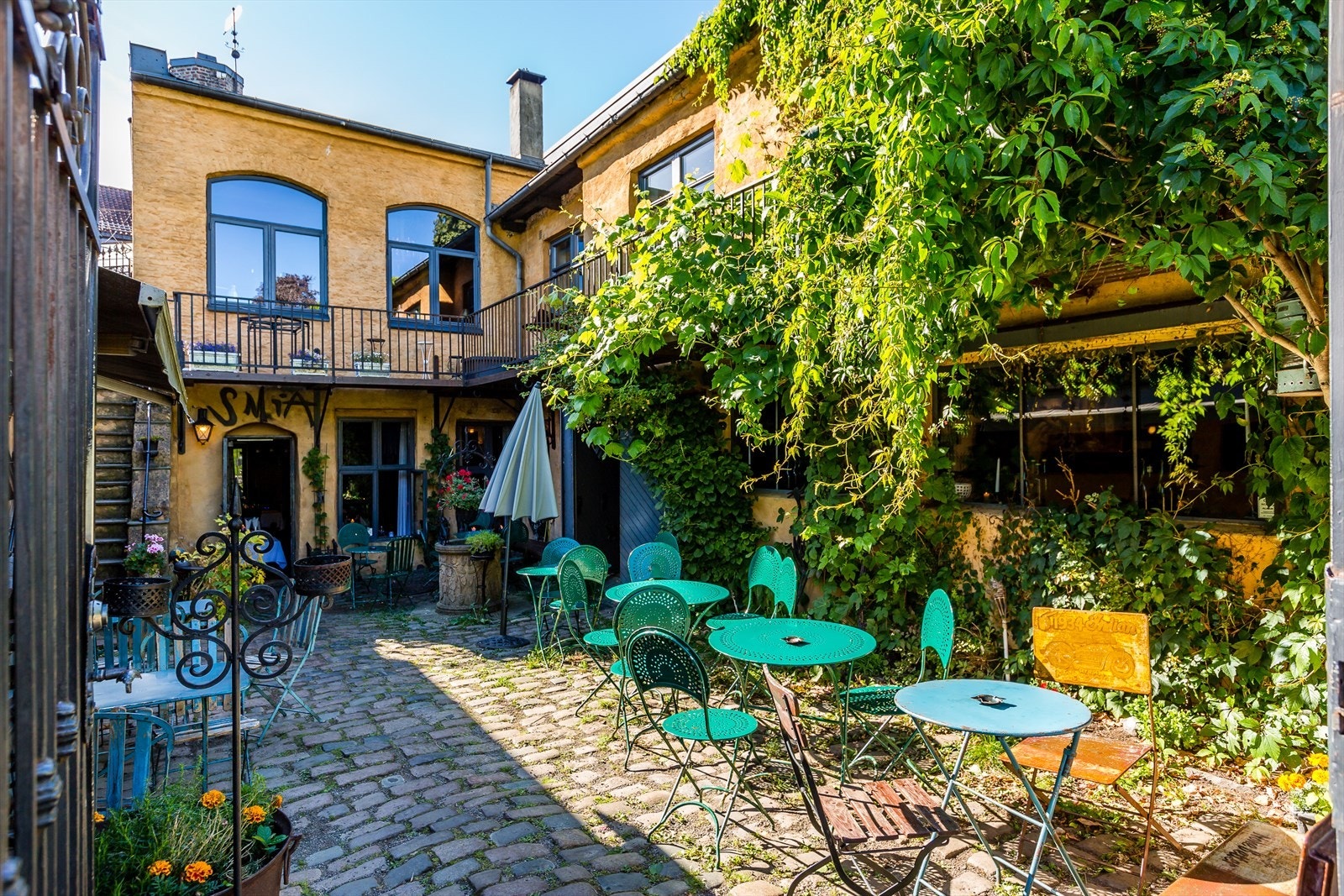 Kort vei til flere koselige restauranter og kafeer. Galleribilde