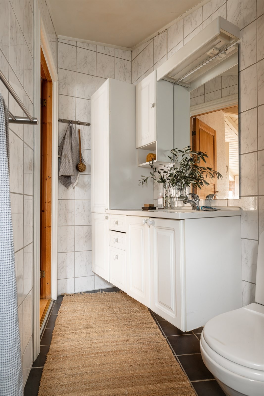 Vegger flislagt, himling malt med plater. Naturlig avtrekk via vindu Galleribilde