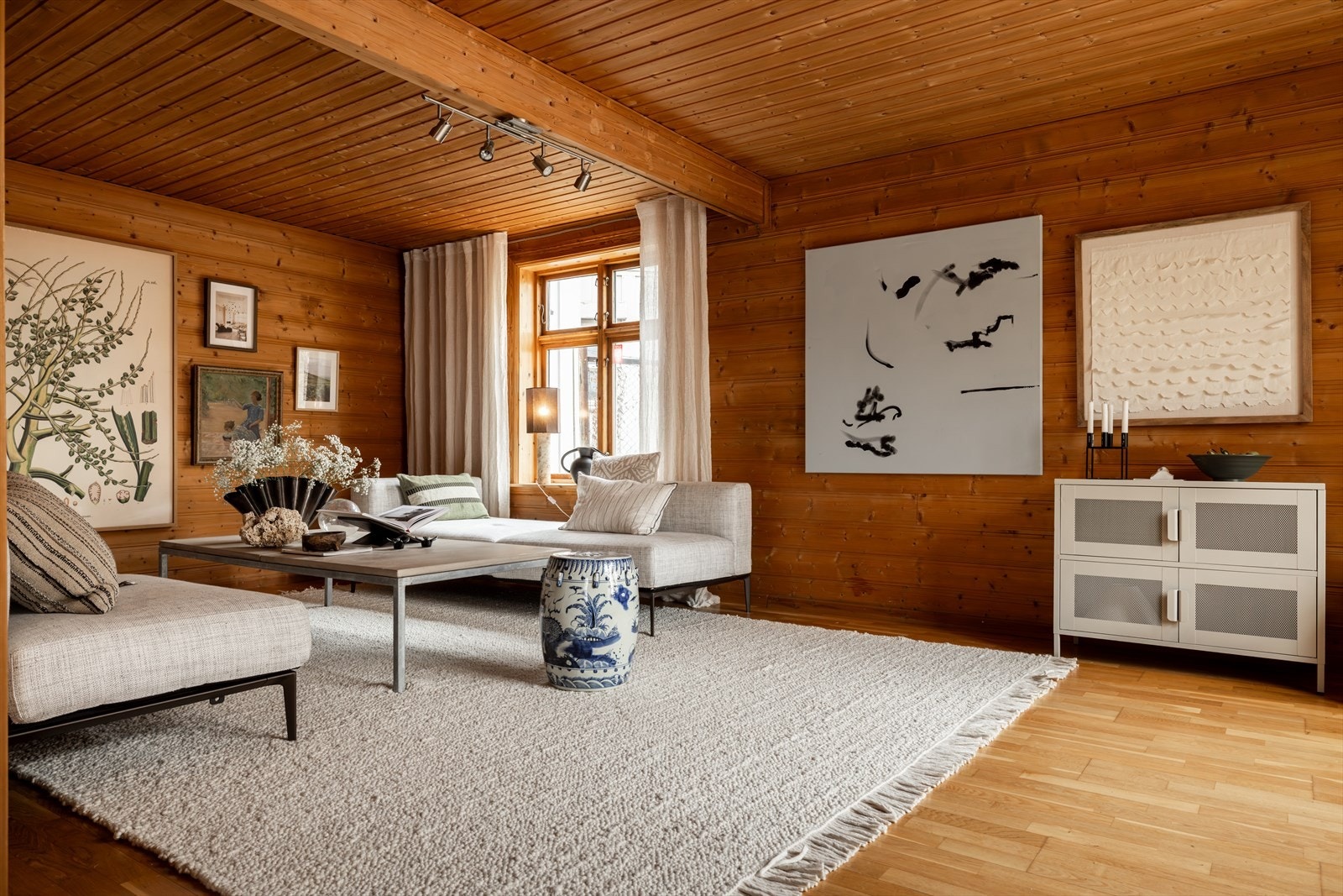 Her er det meget god plass til både sofaseksjon, mediemøblement og en koselig lesekrok. Galleribilde