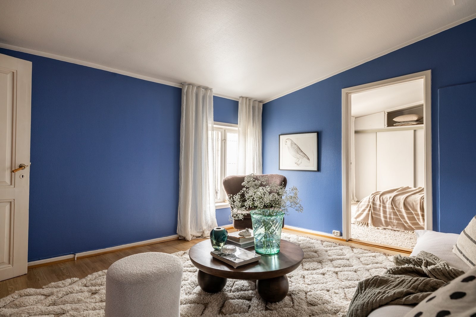 Romslig stue. Galleribilde