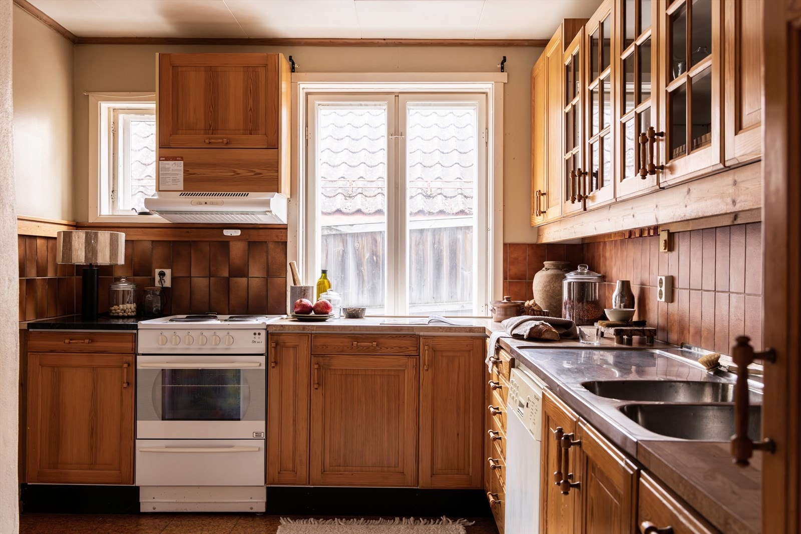 Kjøkkenet er et virkelig godt rom med to vinduer som gir trivelig utsyn og godt lysinnfall! Galleribilde