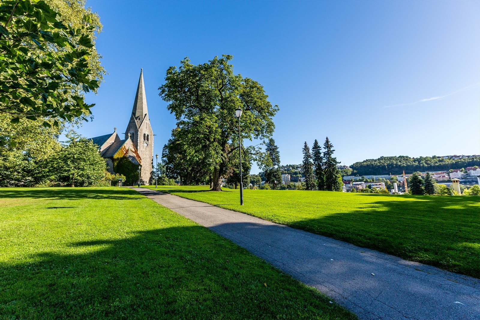Kort vei til flotte Vålerenga kirke og parkområdene rundt! Galleribilde
