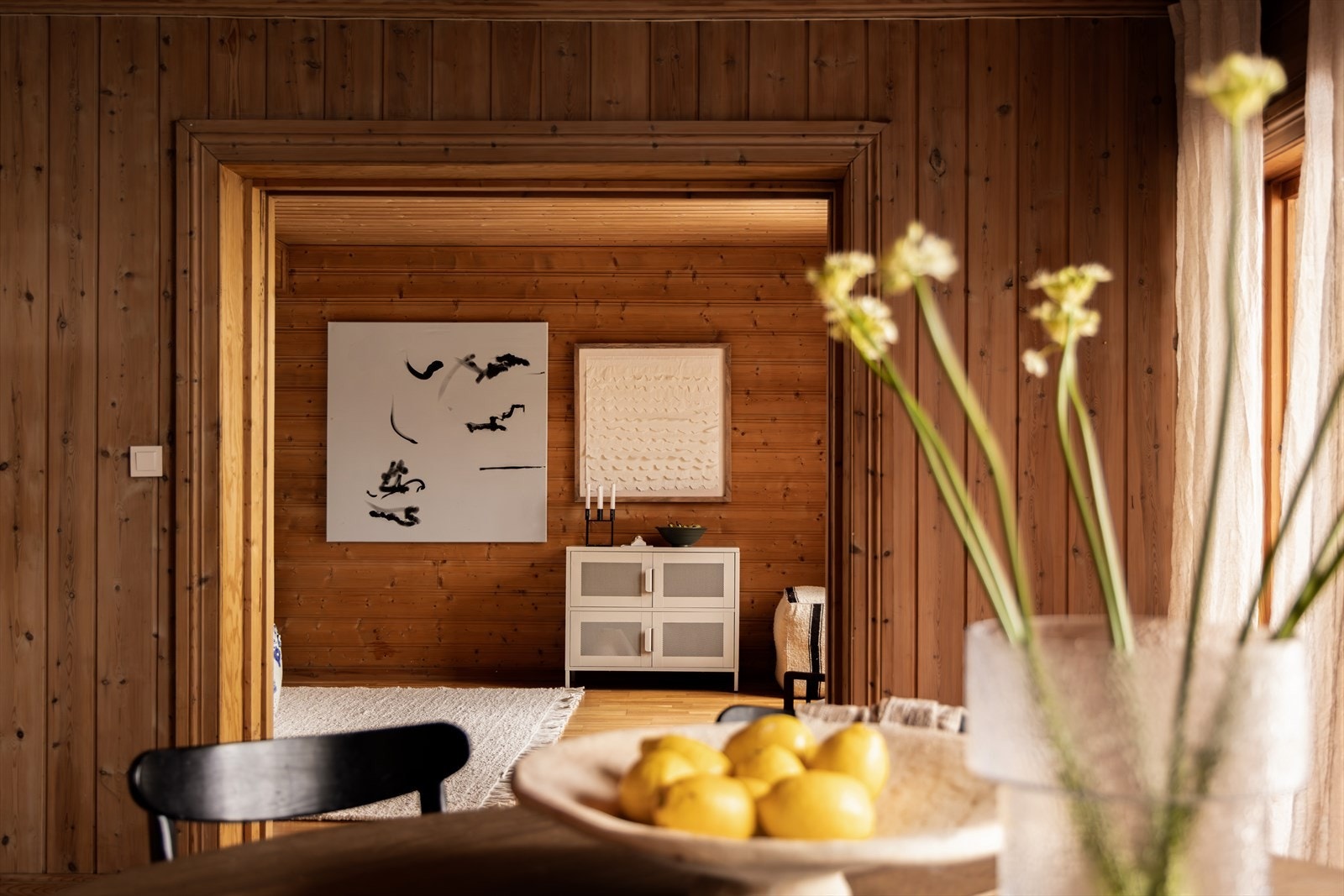 Store skyvedører mot stuen skaper et naturlig skille mellom spisestuen og stuen. Galleribilde