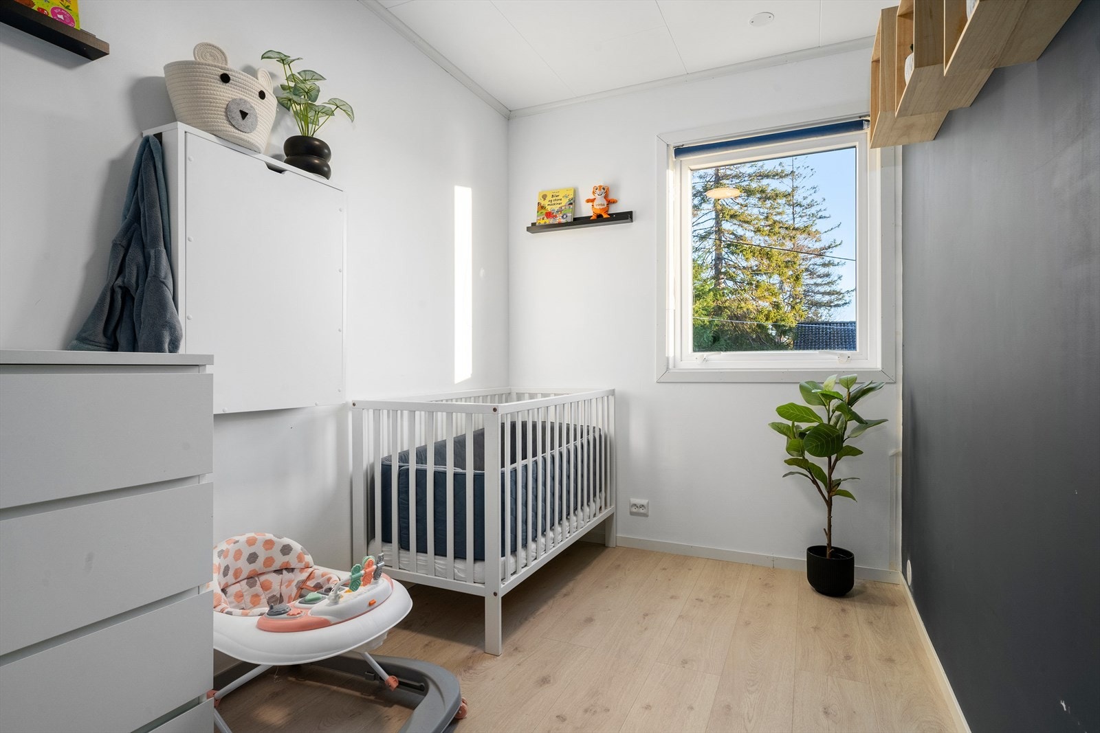 Soverom 1: modernisert med nytt laminatgulv og malte plater på vegg. Fra vindu mot øst har du en flott utsikt mot fjorden!
Rom er utstyrt med vegghengt stellebord. Galleribilde