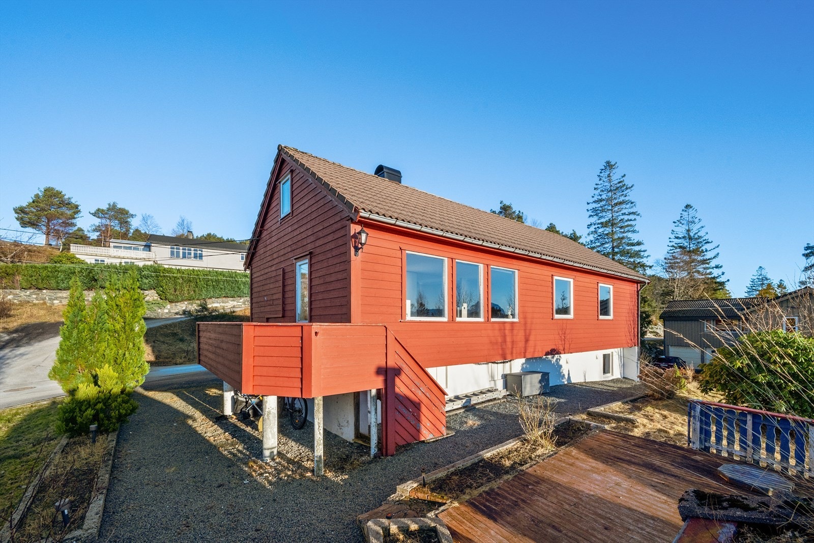 Eiendommen er oppmålt over 2 mål - Tomtegrensen som strekker seg i nord er avsatt som fellesområde og er regulert for oppføring av parkeringstak/garasje. Se salgsoppgave under pkt. regulerings -og arealplaner for mer info. Galleribilde