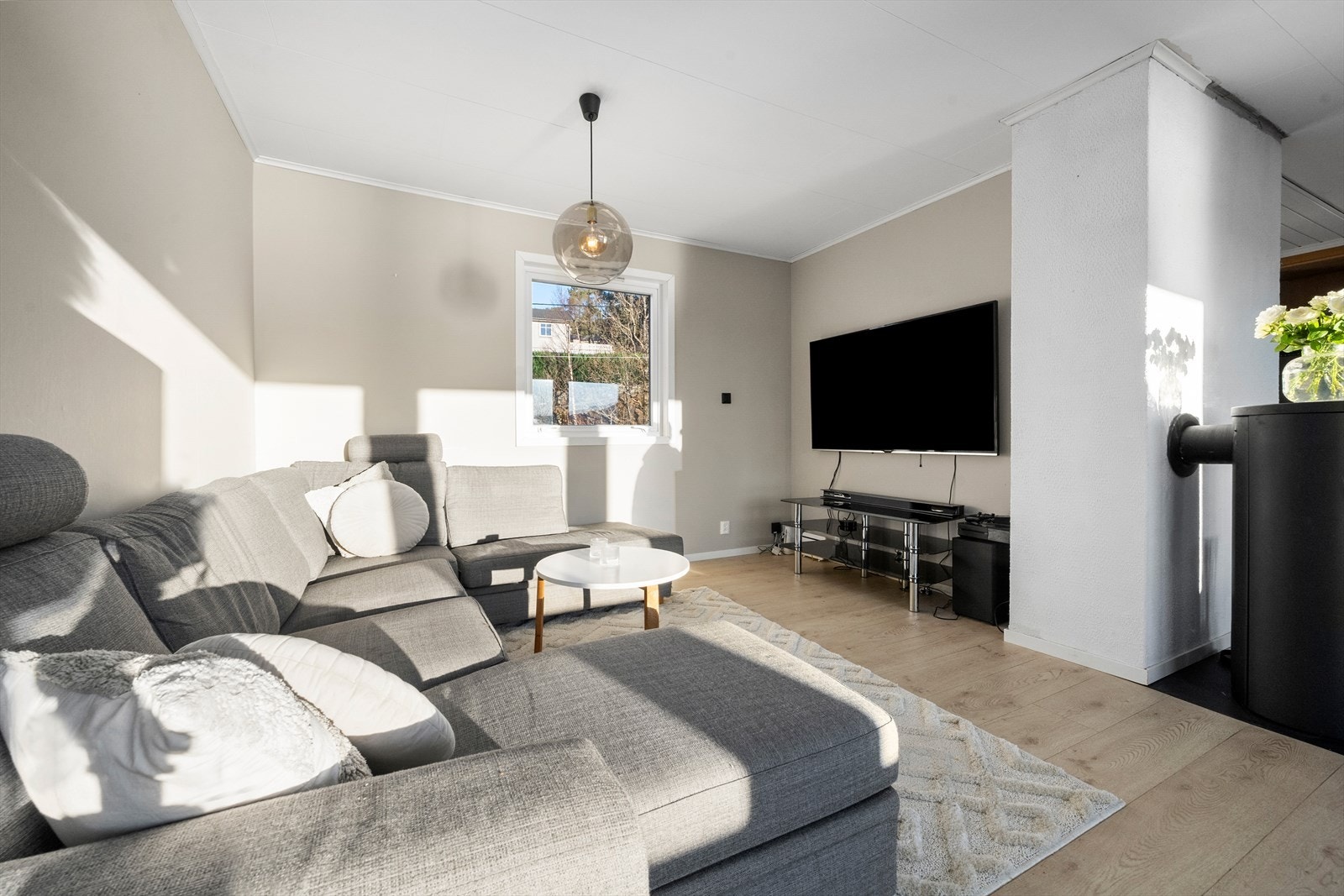 Boligens 1.etasje er oppusset / modernisert, etasjen består av gang, 2 stk soverom, bad, stue og kjøkken. Gjenstående arbeid vil være oppussing av u.etg. og evt. ferdigstille loft etasje, boligen har fleste nødvendige fasiliteter mens en pusser opp Galleribilde