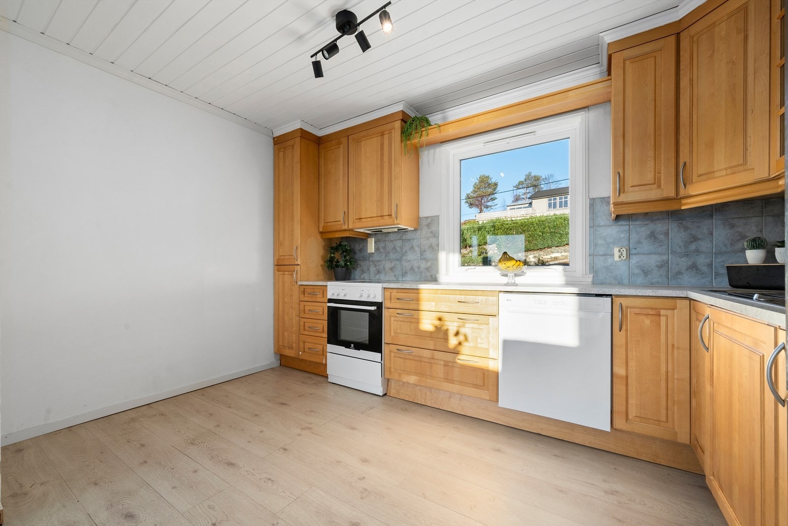 Kjøkkenet er av god størrelse og kan således utvides til U og G -formet kjøkken ved behov for større arbeidssoner Galleribilde