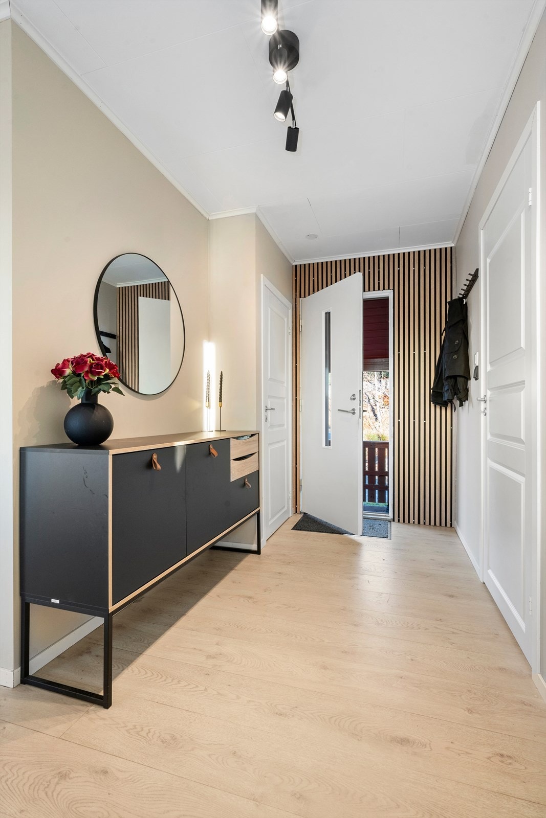 Boligen er oppmålt 118m² fordelt på 3 etasjer. 1 etasje har i dag 2 godkjent soverom, og et tredje soverom kan etableres i etasjen, uten søknadsplikt. Kontakt megler for mer info. Galleribilde