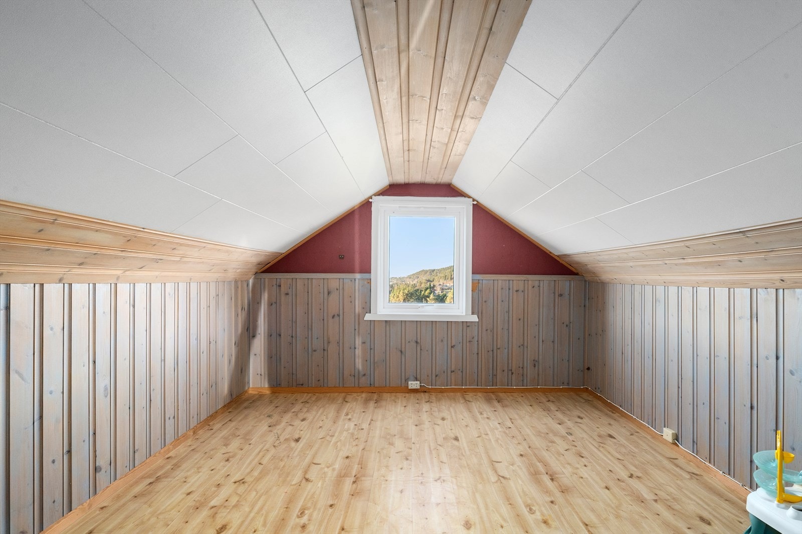 Rom i loft etasjen med utsikt til Solheimsfjorden og Brandsøyåsen Galleribilde