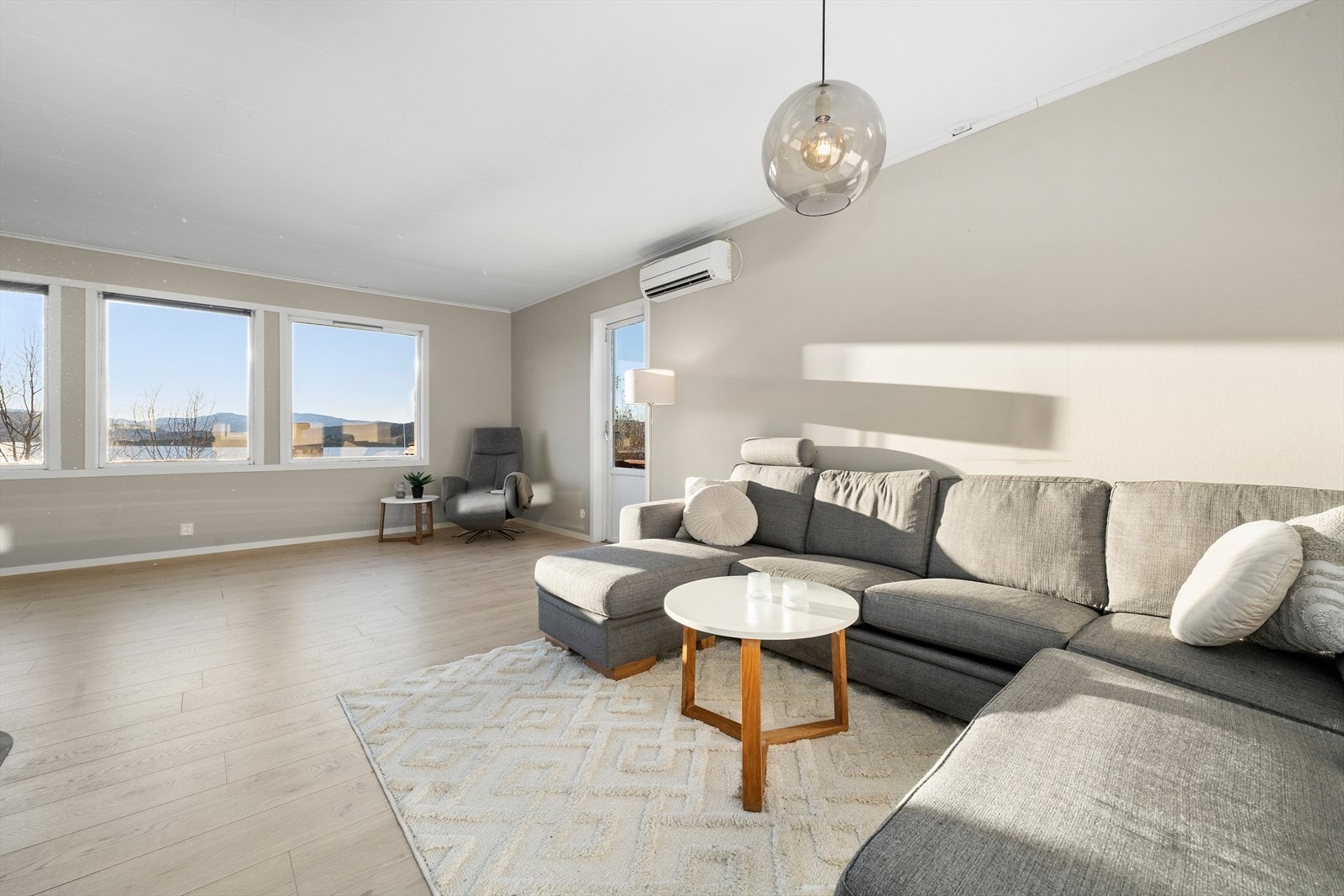 Det største oppholdsrommet har en L-formet planløsning, som enkelt kan inndeles i tv-stue, sittegruppe og spisegruppe. Galleribilde