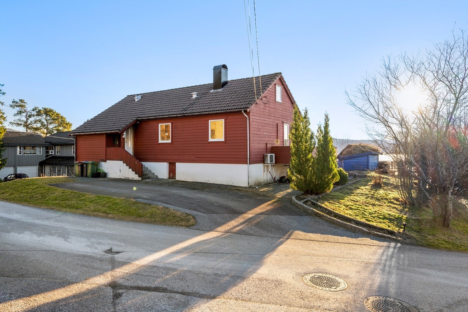 Ved inngangspartiet er også en sportsbod med egen tilkomst. Deler av boligen er blitt oppusset i perioden 2023 - 2025. Galleribilde