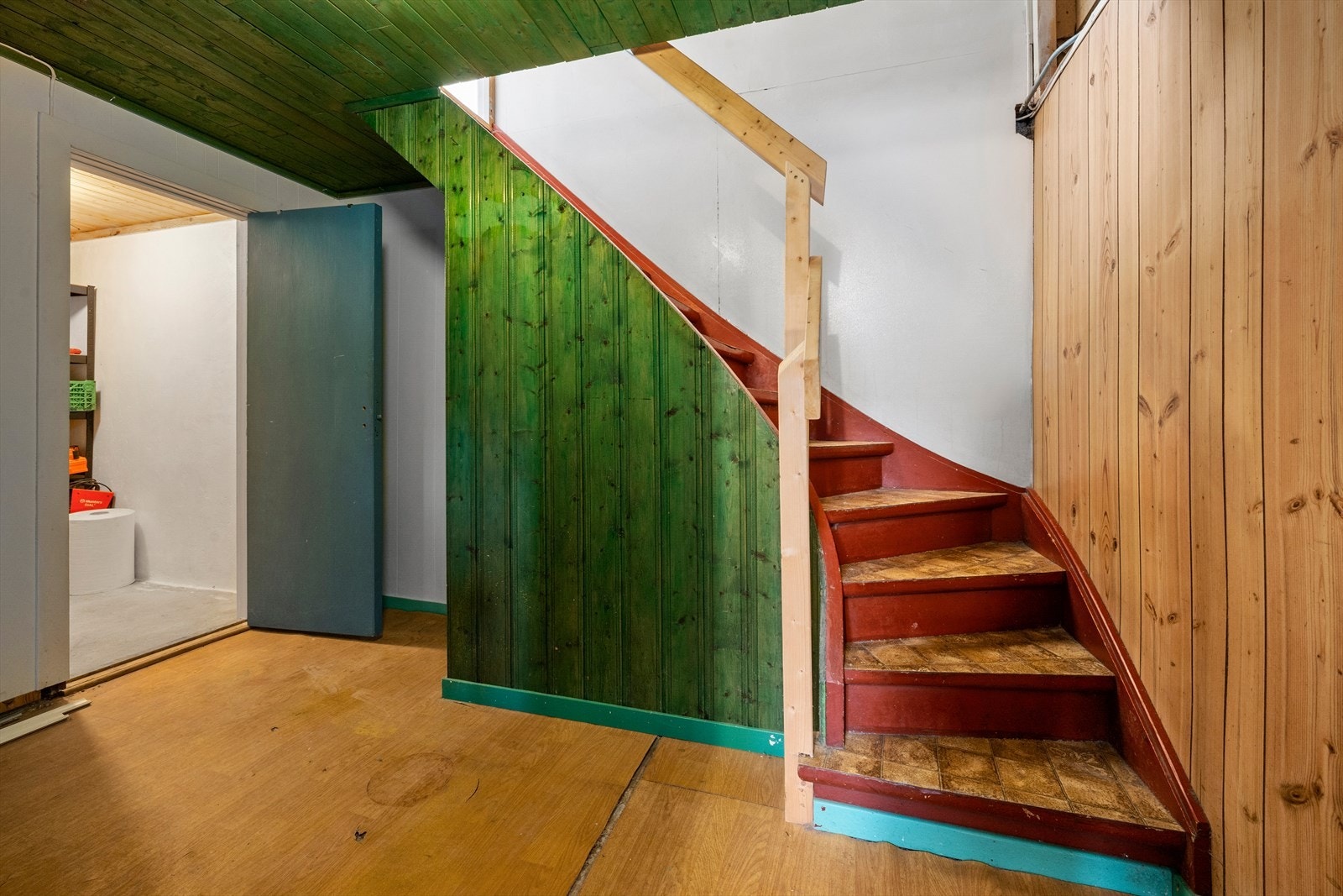 U.etg.: består av gang, 2 stk boder og vaskerom. Resterende del av kjelleretasjen er blindkjeller. Blindkjeller er opprinnelig byggemeldt og godkjent som bod, arbeidsrom og blindkjeller. Galleribilde