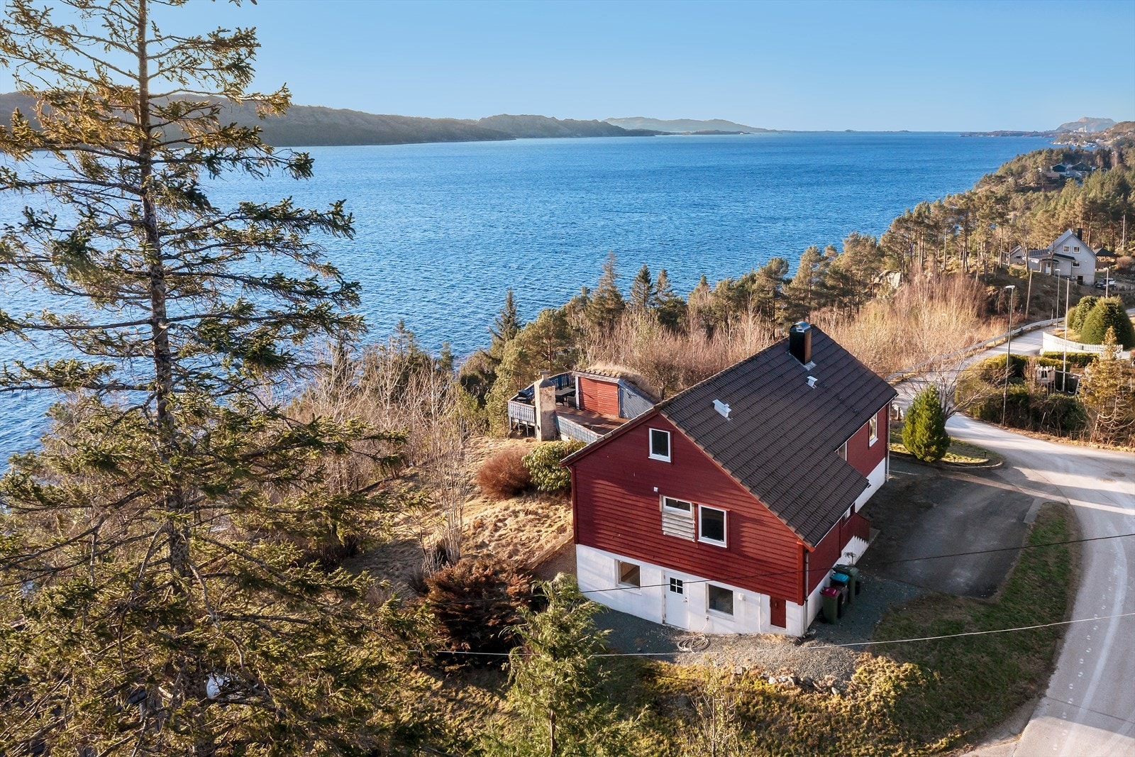 Her slipper barna å passere Rv.5. og veien videre mot Brandsøy skole og barnehage går via nabolaget Slettevollsholten. På veien dit, er det også holdeplass til både by -og rutebuss. Galleribilde