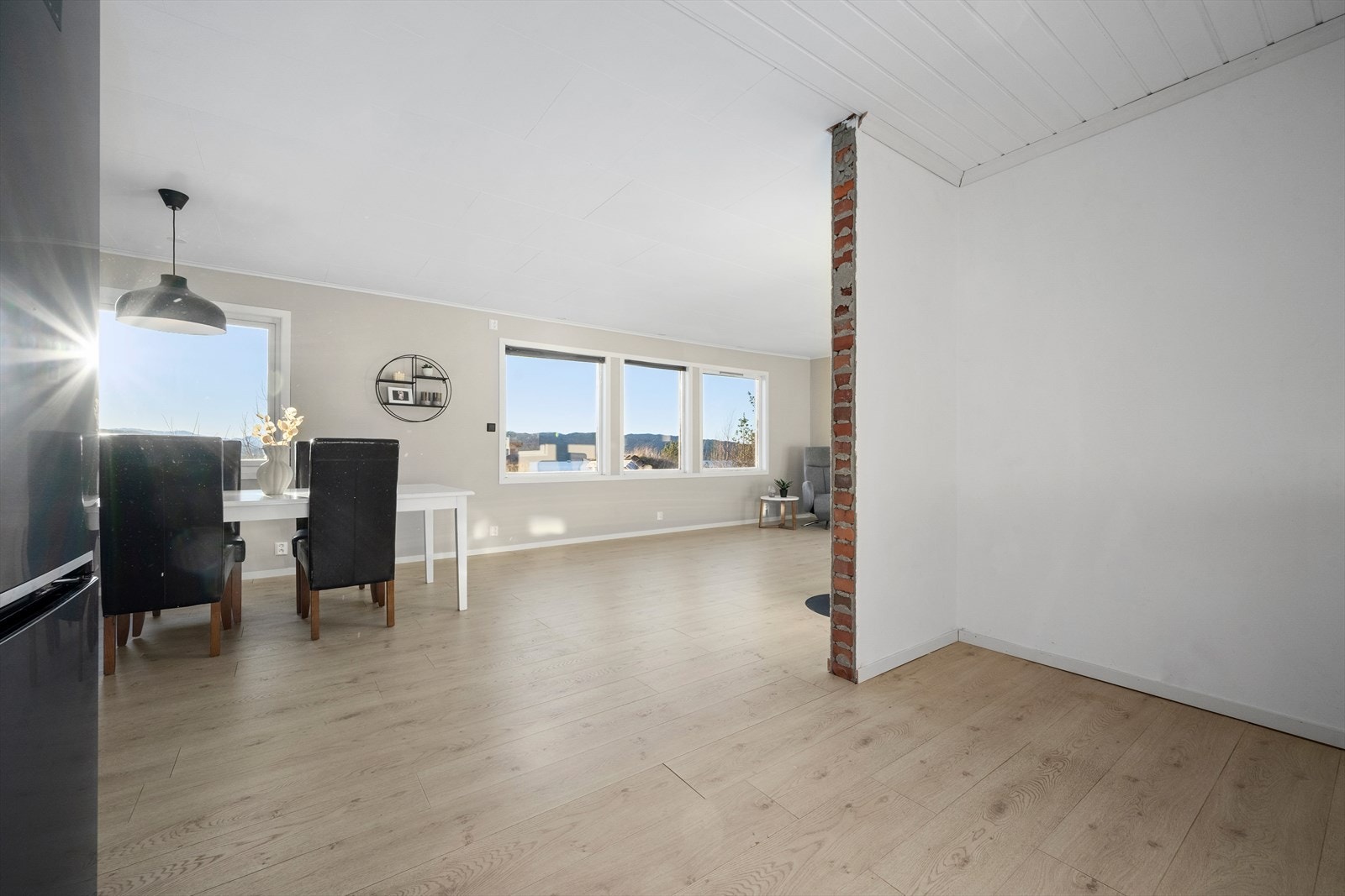 Oversiktsbilde fra kjøkken til stueområde. Her har du plass til masse oppbevaring og benkeplass på kjøkkenet! Galleribilde