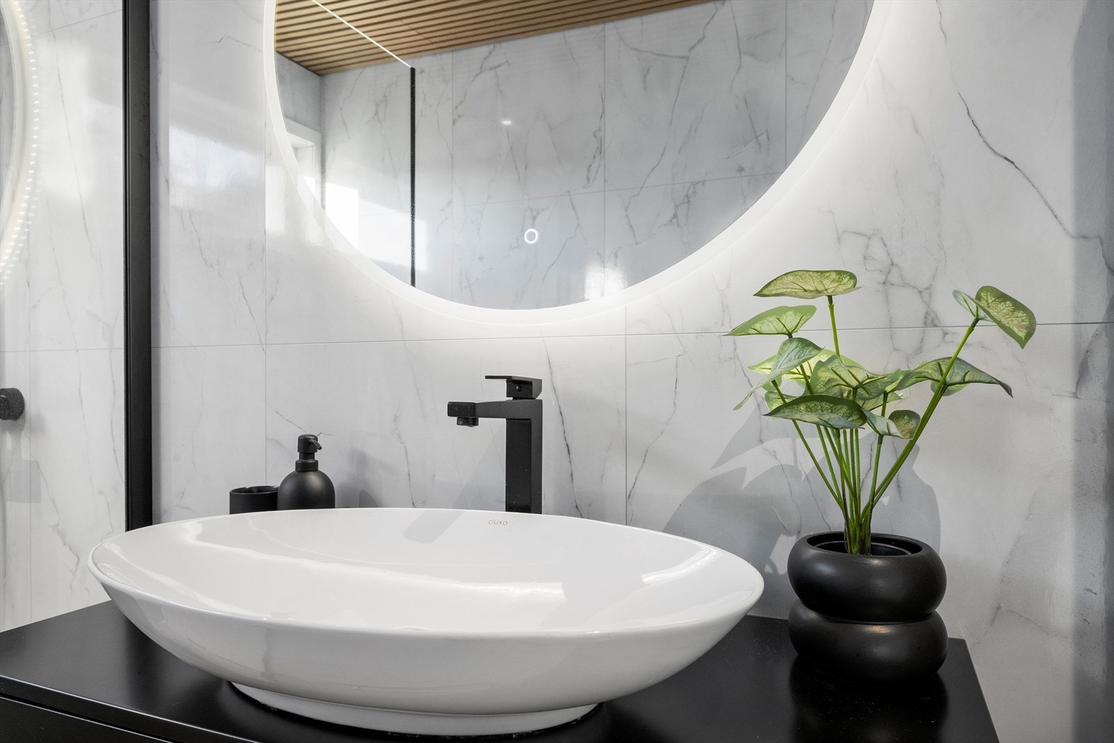 Innvendige overflater består av flisimiterte baderomsplater på vegg, flislagt gulv og spiler i himling. Galleribilde