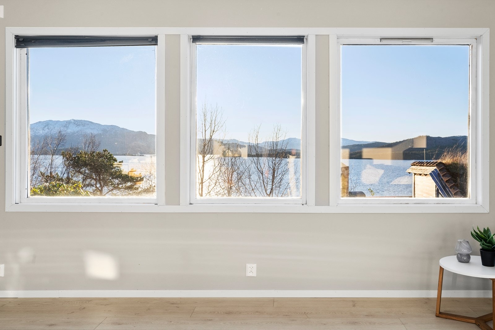 Nydelig sjøutsikt til Solheimsfjorden fra enten kjøkkenet, spisestue og evt. sittegruppe. Galleribilde