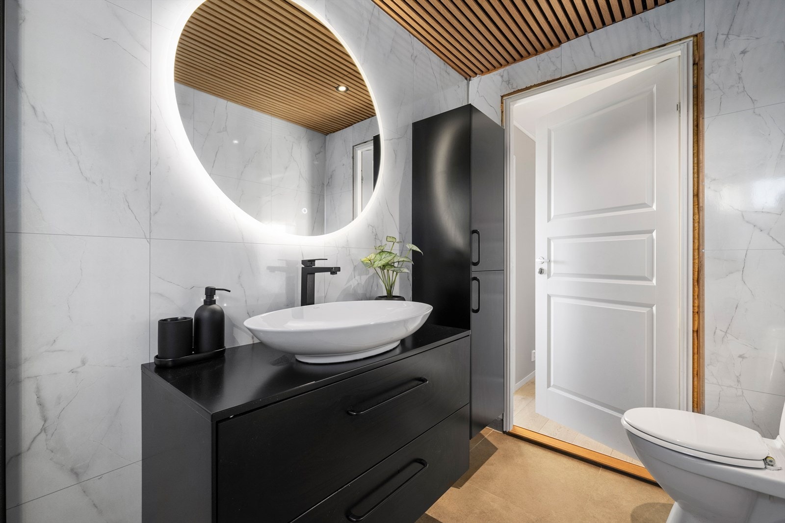 Rørlegger har installert rør-i-rør for badet. Fordelerskap er plassert i u.etg. ved tilstøtende rom til vaskerommet Galleribilde