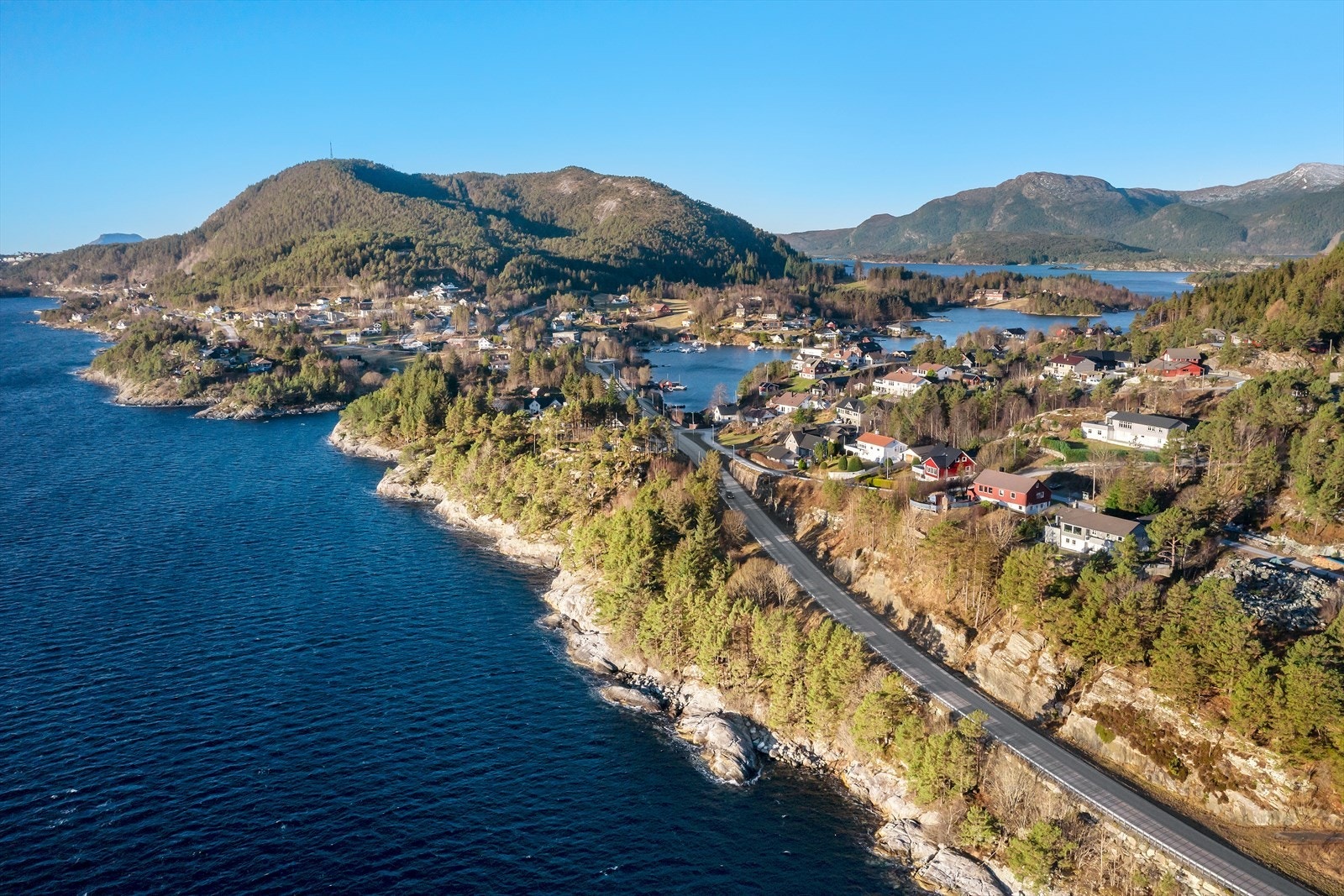 Brandsøya sett mot vest. I området ligger Brandsøy barnehage -og skole, badeplassen ved Leira, fine turstier i Brandsøyåsen, Kletten og Mekevika i nærområdet, samt bussholdeplass for by -og rutebuss, Galleribilde