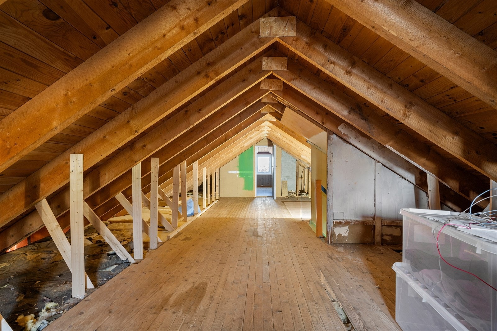 Loft etasjen har isolert etasjeskille og trappetilkomst. I enden mot vest er det tillaget et rom. Etasjen er ikke målbart areal pga. takhøyde Galleribilde