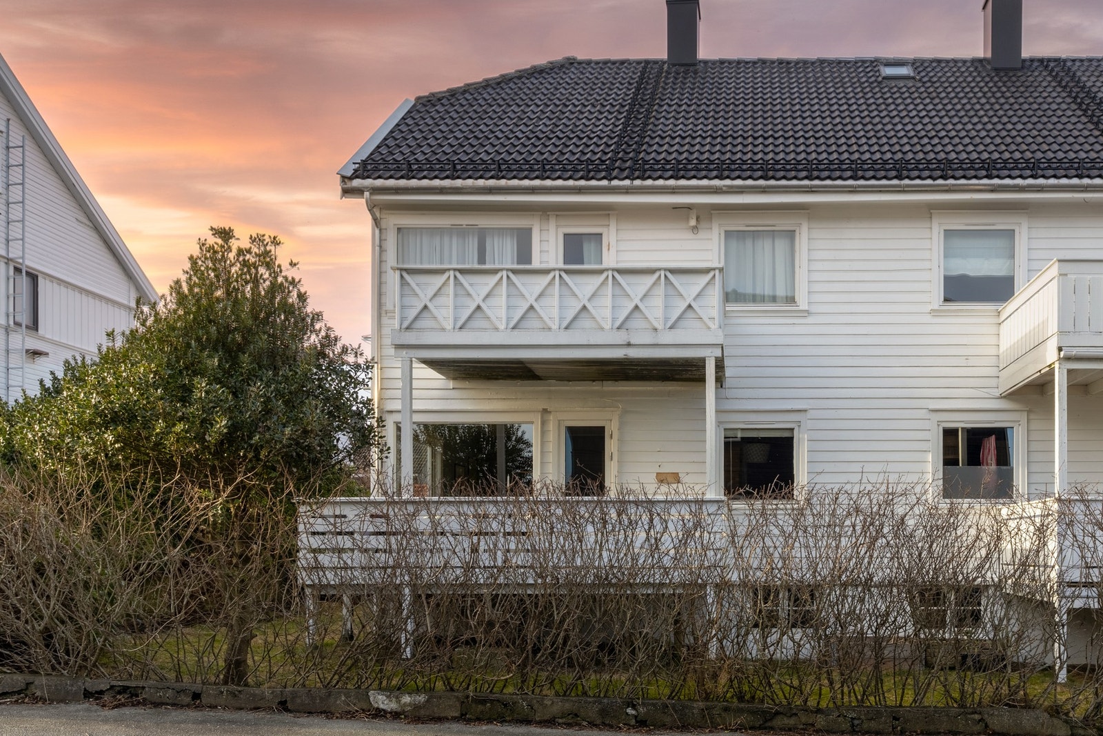 Leiligheten ligger i første etasje i en hyggelig firemannsbolig. Galleribilde