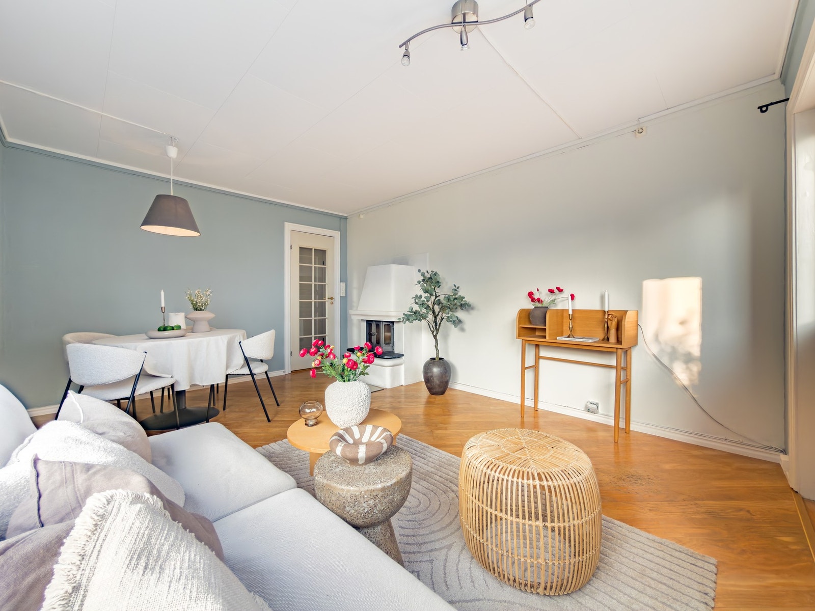 Romslig stue med god planløsning og flott lysinnslipp fra flere sider. Galleribilde