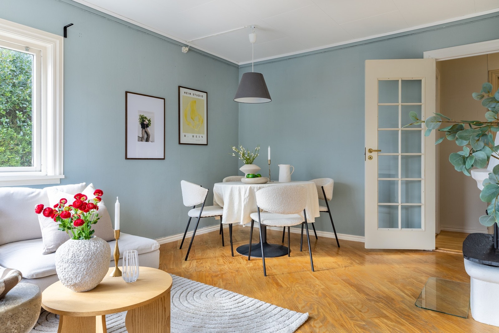 Stuen har naturlig plass til både spisebord og sofagruppe. Galleribilde