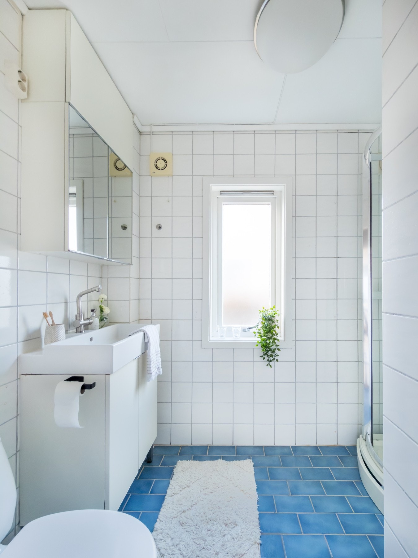 Bad med dusj og naturlig lys fra vindu. Galleribilde