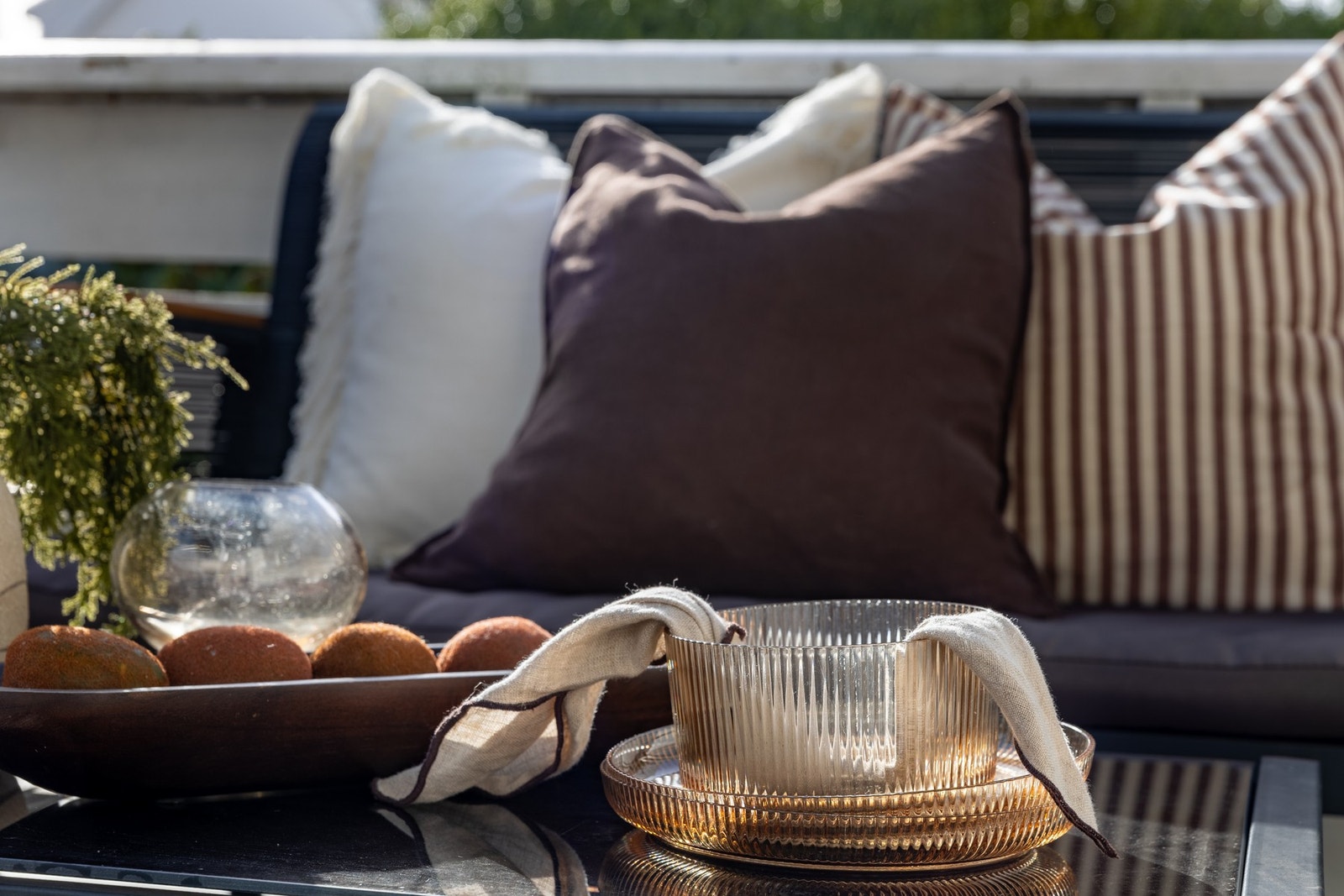 Hyggelig uteplass på balkongen med rom for både avslapning og sosialt samvær. Galleribilde