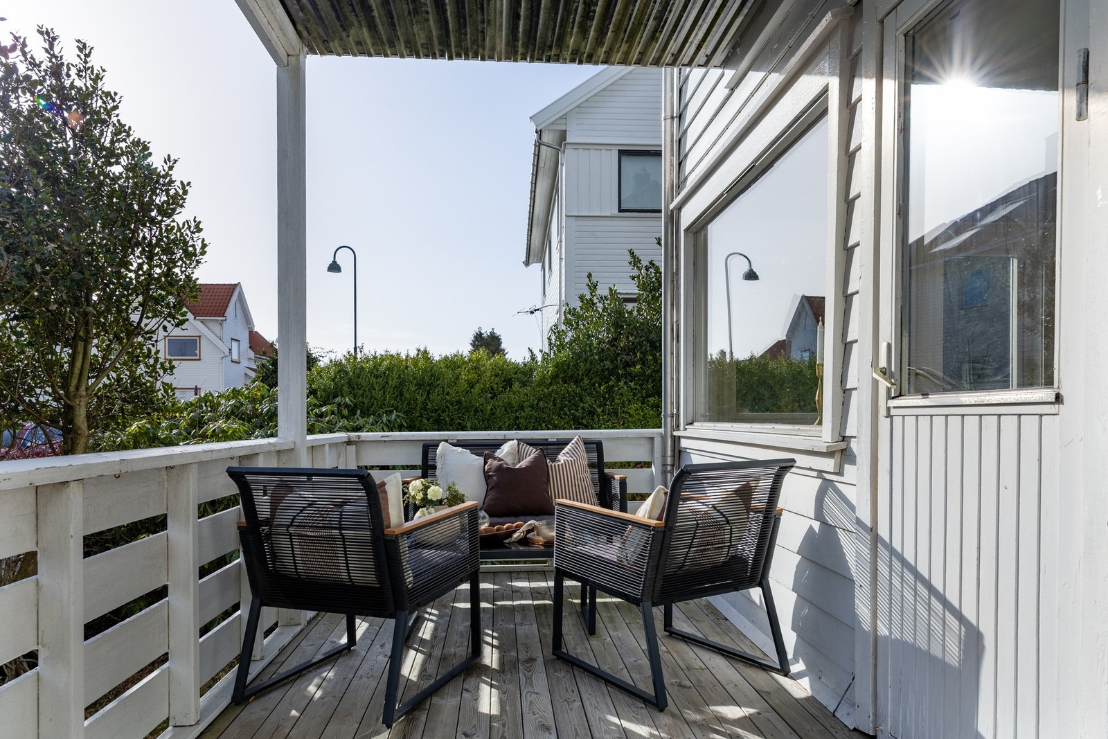 Stor balkong på ca. 10 kvm, en fin forlengelse av stuen i sommerhalvåret. Galleribilde