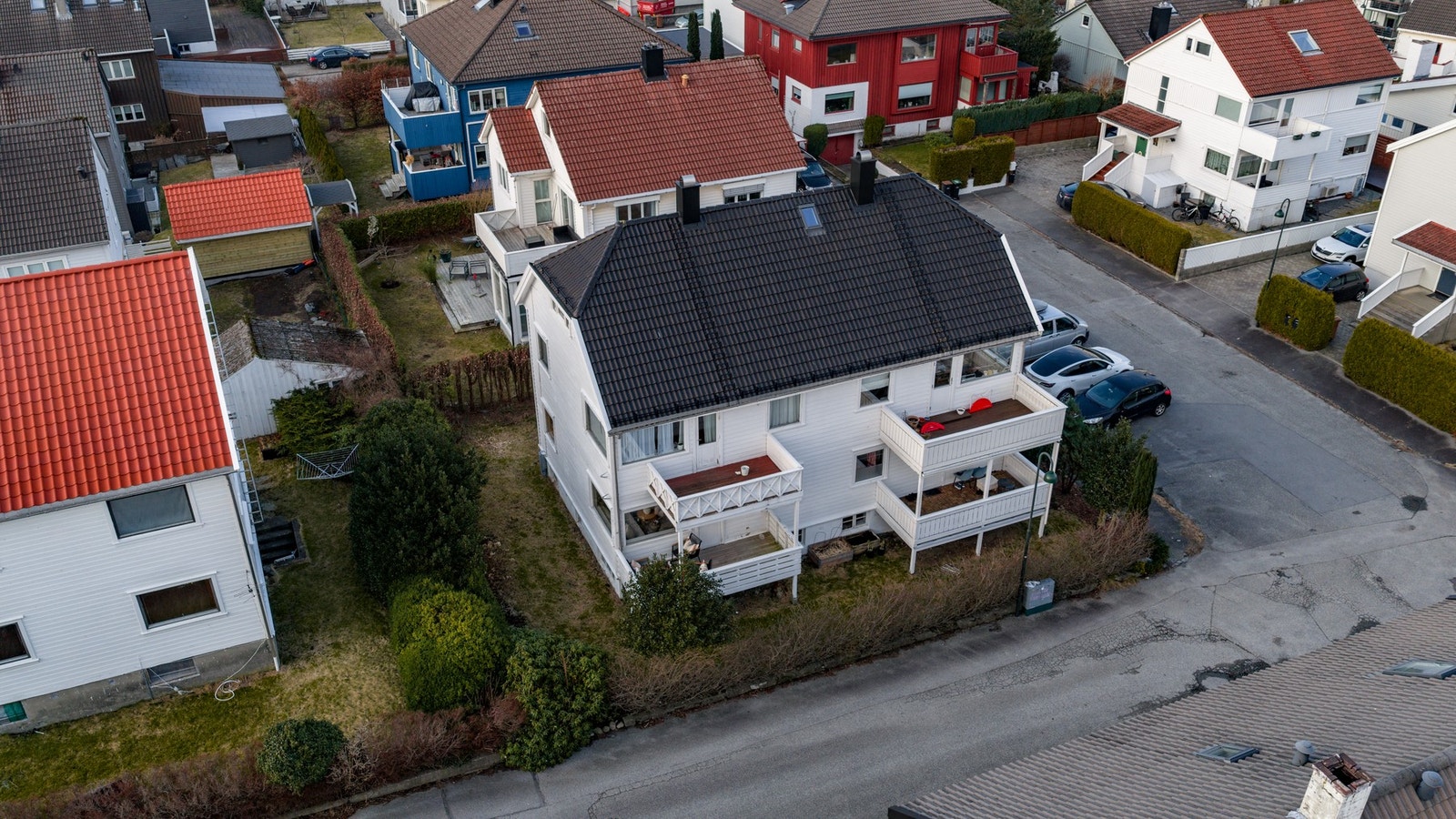 Oversiktsbilde som viser eiendommen og nærområdet. Galleribilde