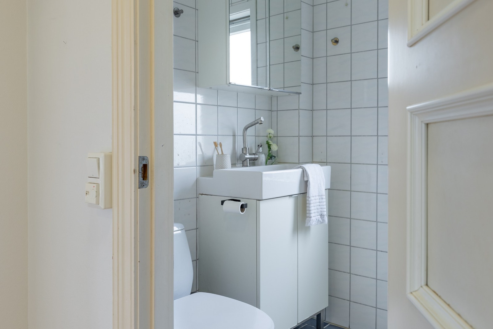 Bad med praktisk planløsning og lyse overflater. Galleribilde