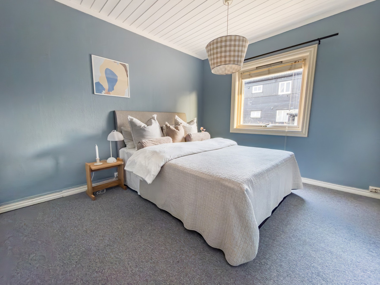 Romslig soverom med plass til dobbeltseng og garderobeløsning. Galleribilde