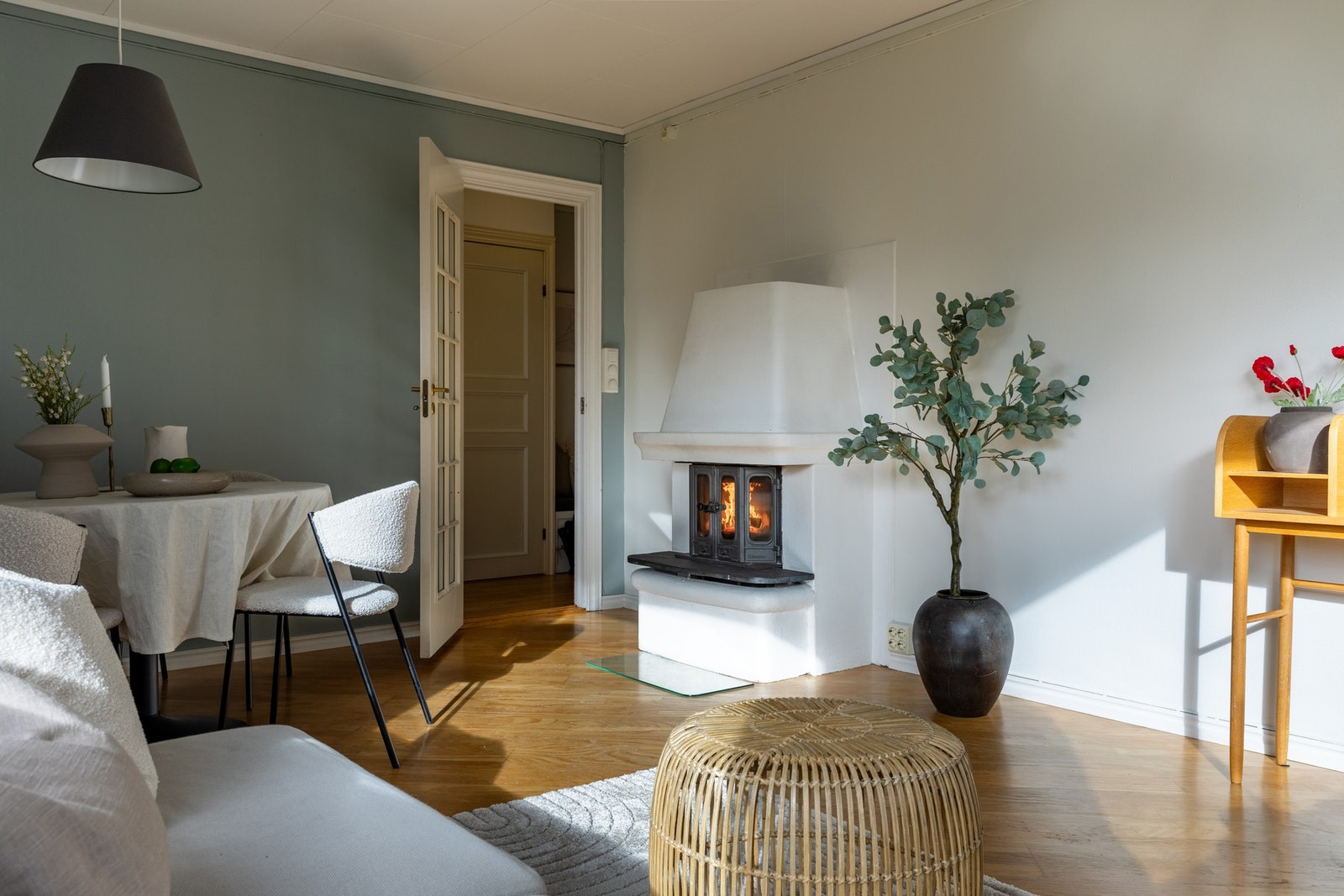 Stue med peisovn og god plass til både spisegruppe og sofakrok. Galleribilde