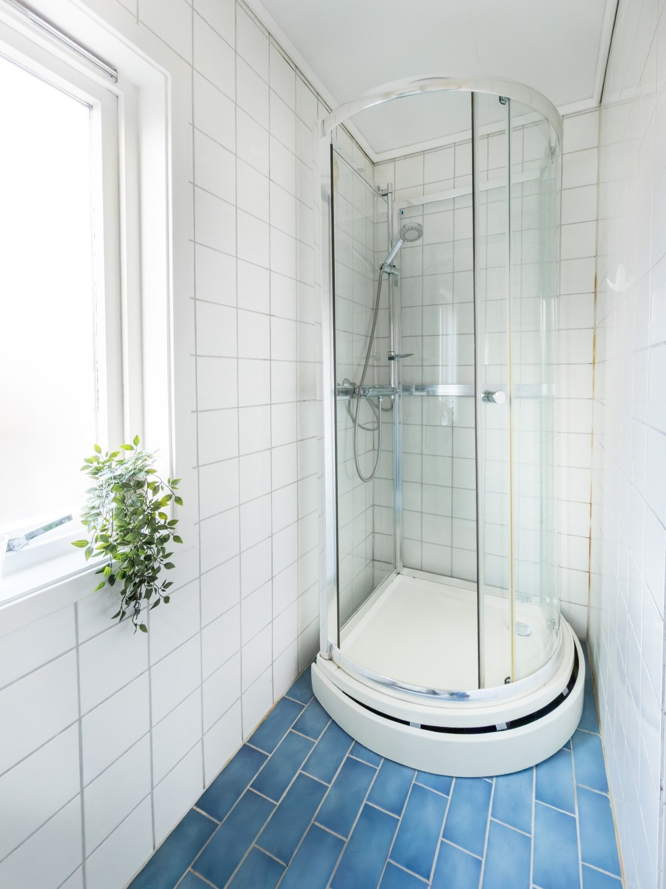 Flislagt bad med dusjkabinett. Galleribilde