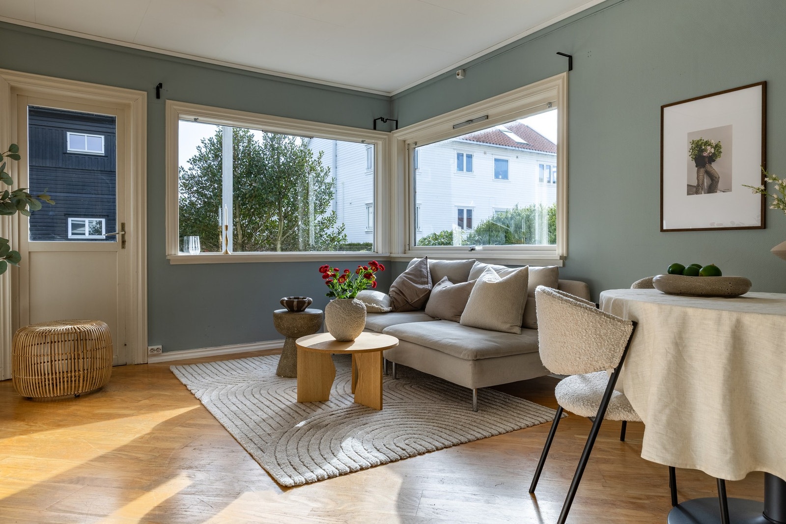 Hjørnestue med store vindusflater som gir en lys og luftig atmosfære. Galleribilde