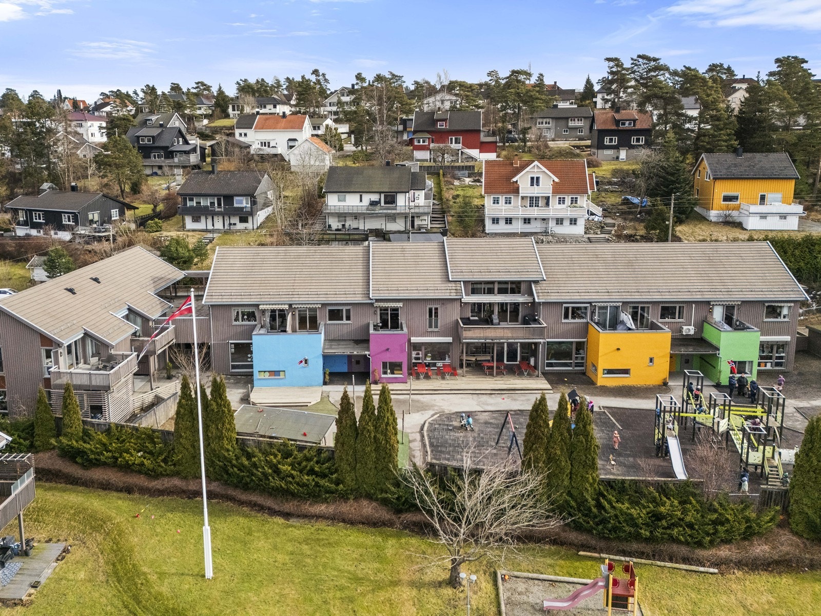 Eiendommen ligger i et kombinert bygg med Wilbergjordet barnehage i første etasje Galleribilde