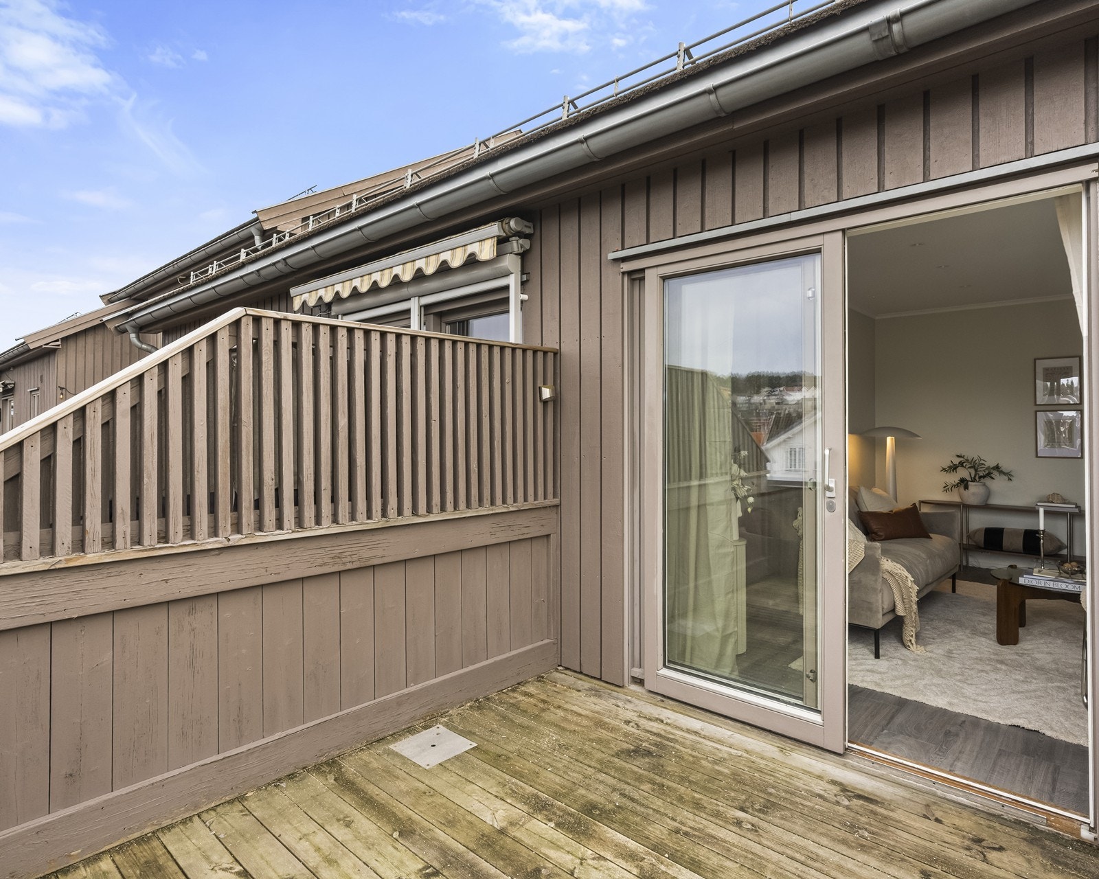 Fra stuen er det utgang til en terrasse på 6 m² med impregnert terrassebord Galleribilde