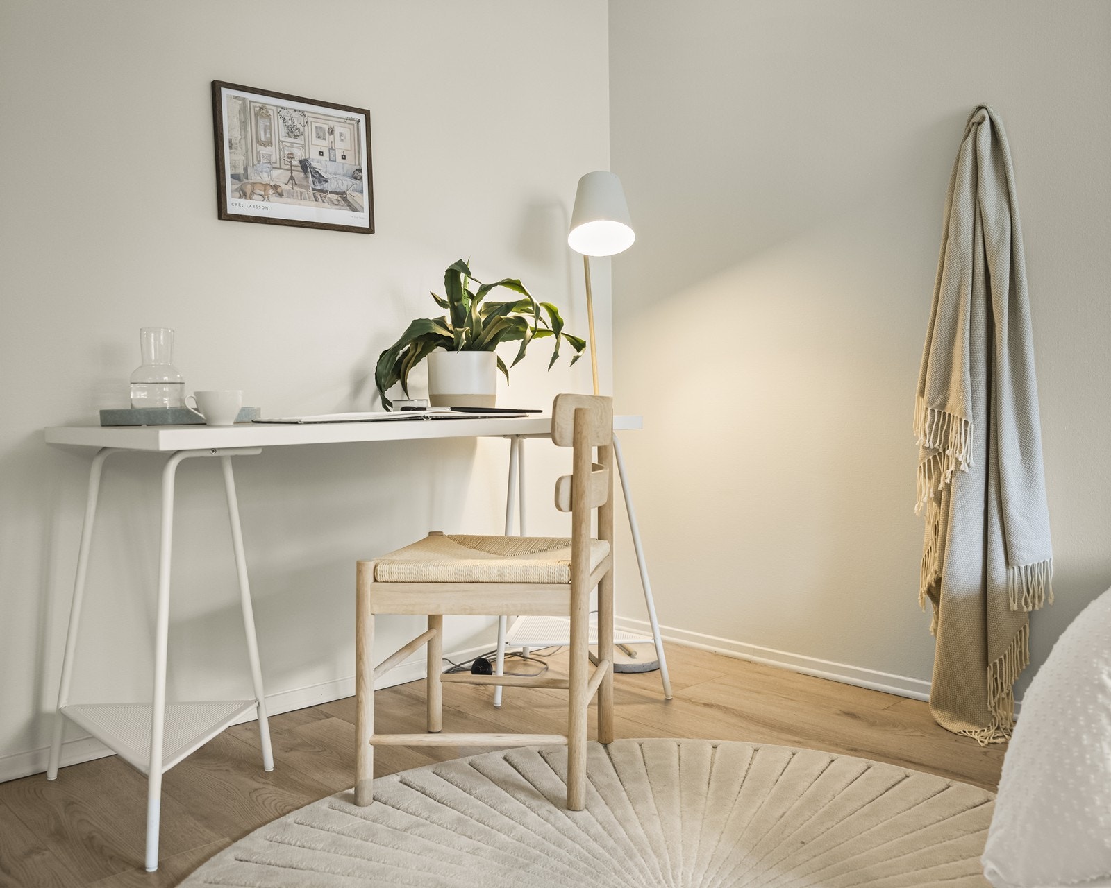 Også her er det malte, slette vegger som gir et rent og ryddig uttrykk Galleribilde