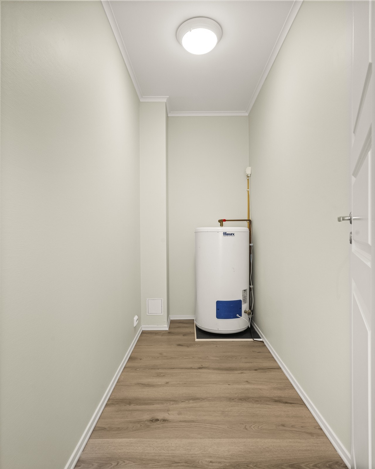 En praktisk intern bod rommer blant annet varmtvannstanken på ca. 200 liter Galleribilde