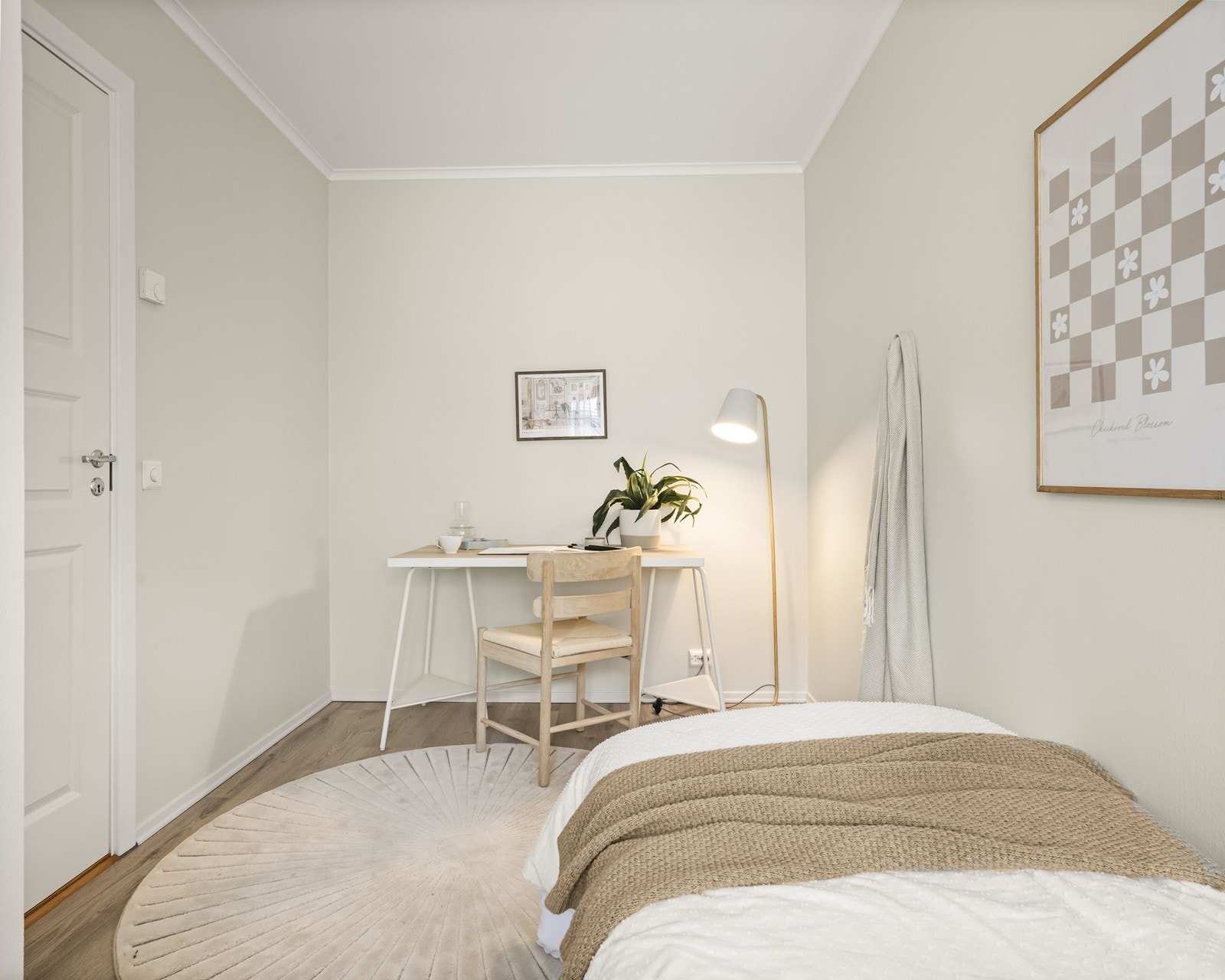 Her er det god plass til en arbeidsstasjon for den som har behov for hjemmekontor Galleribilde
