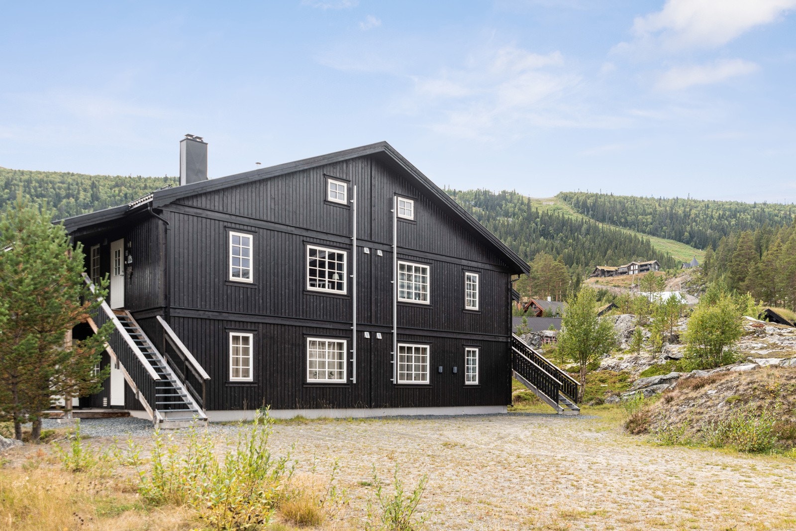 Leiligheten ligger rett ved skibakkene og langrensløype. Start dagen med å ta på skiene rett utenfor døra Galleribilde