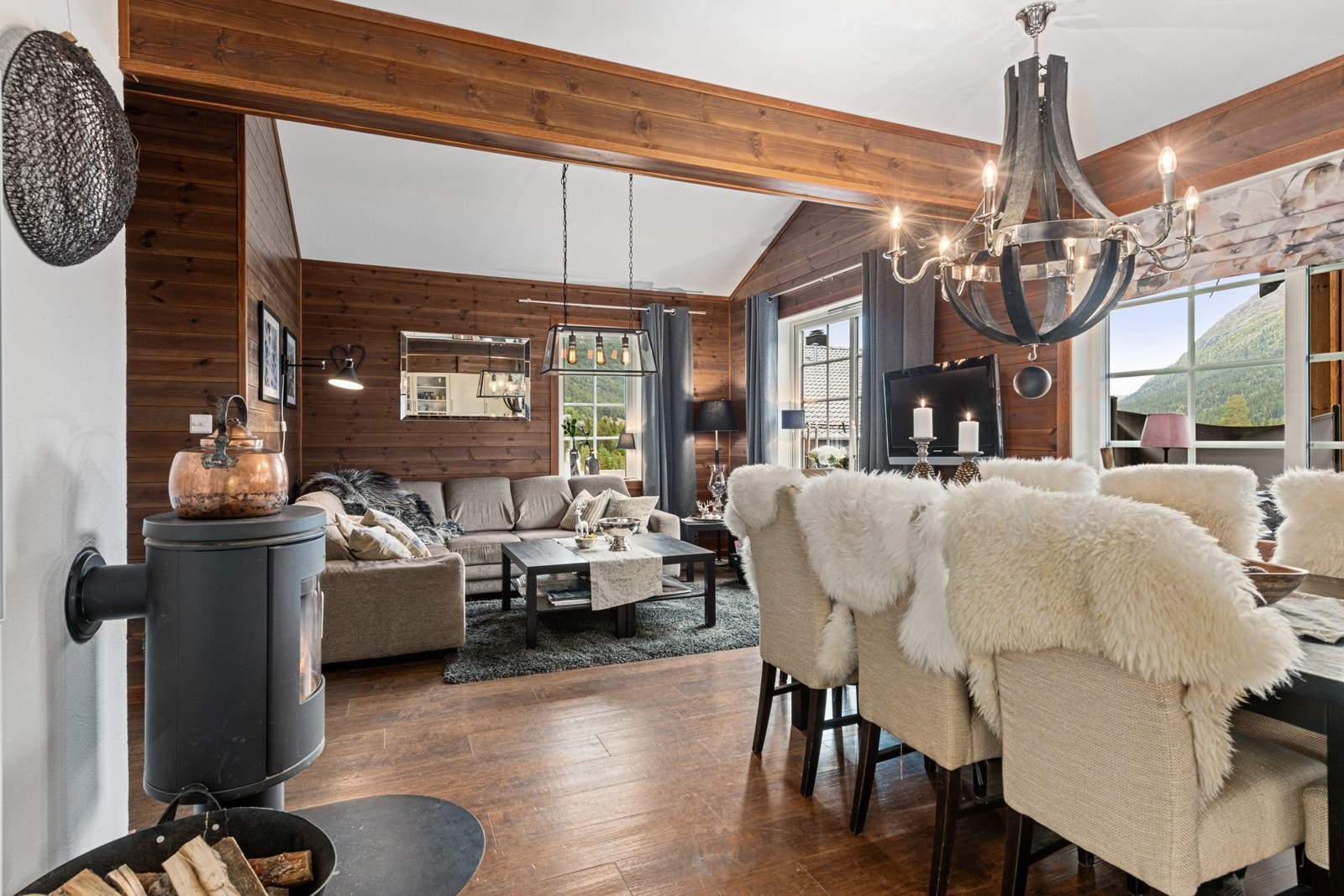 Gode plass til hele familien rundt spisebordet. Galleribilde