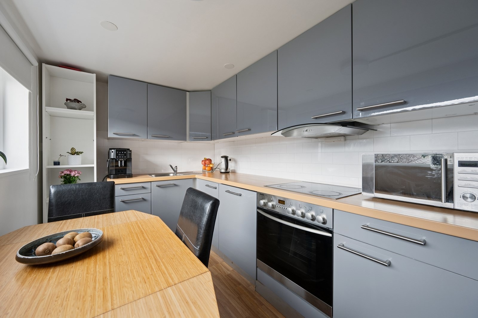Kjøkkenet er tidløst innredet med grå, slette fronter og benkeplate av fingerskjøtet heltre. Kjøkkenet er ellers utstyrt med kombiskap, oppvaskmaskin, stekeovn, platetopp, komfyrvakt og kjøkkenventilator med avtrekk ut (se punkt "ferdigattest"). Galleribilde
