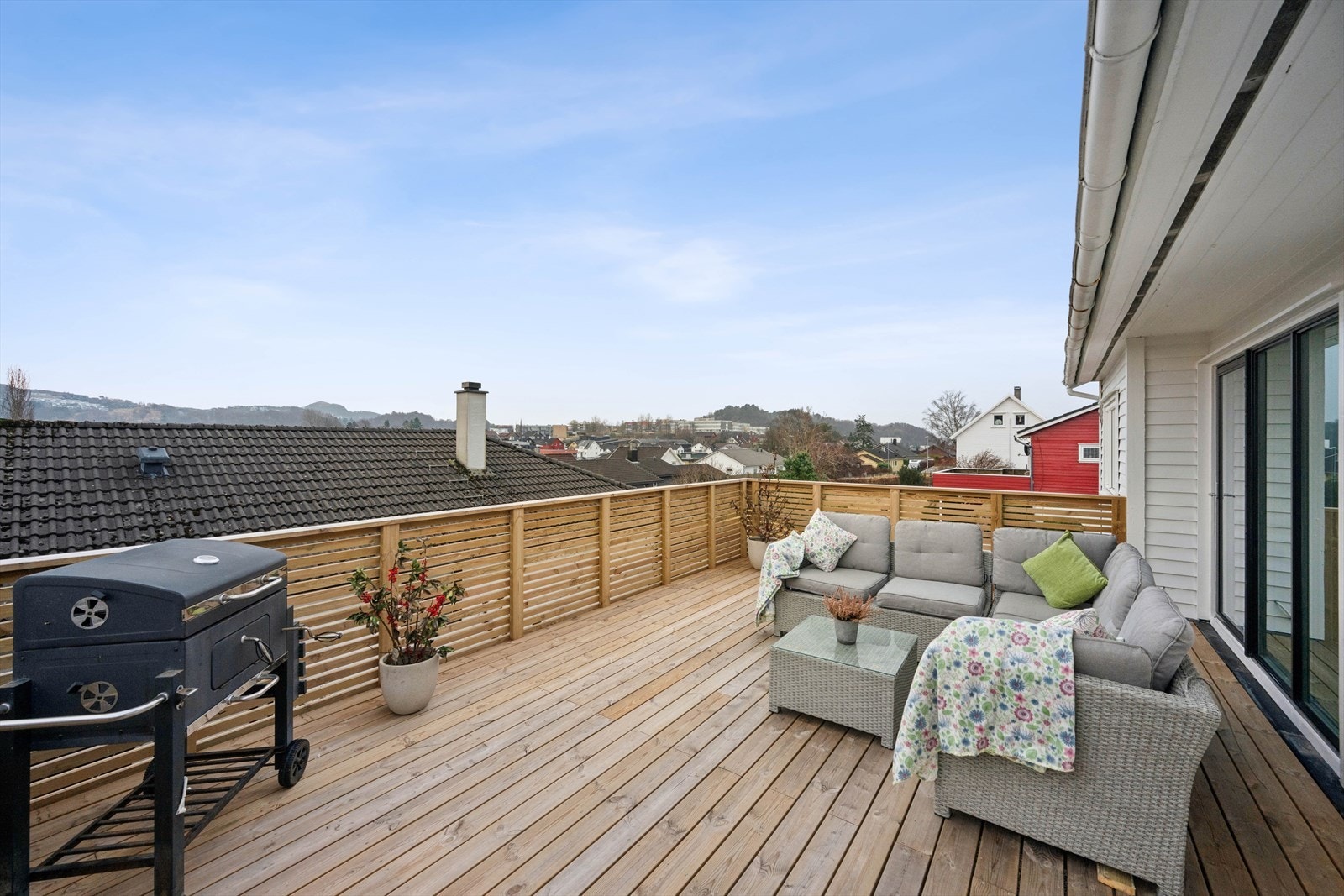 Stor terrasse på 28 kvm som var ny høsten 2025. Uteområdet ligger sørvendt til med gode solforhold. Galleribilde