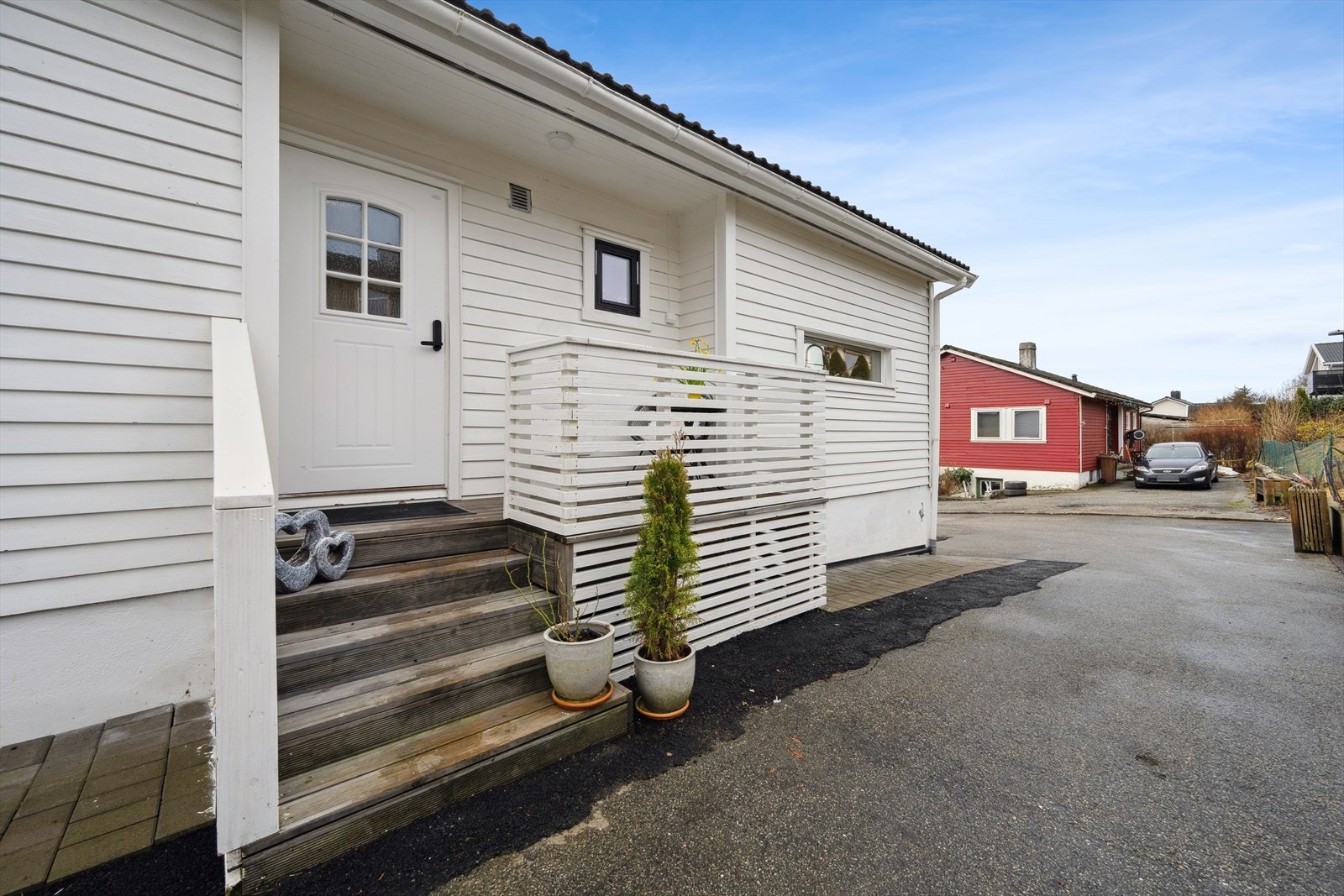Koselig inngangsparti som gir et godt førsteinntrykk av boligen! Drenering er fra 2024. Galleribilde
