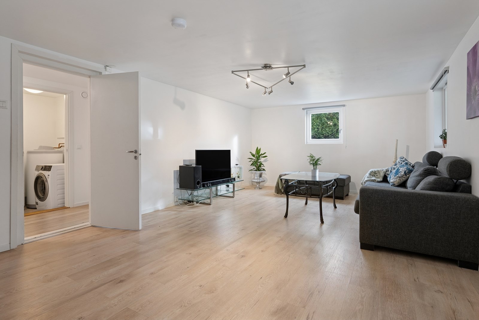 Kjelleren er per dags dato utleid. Rom innredet som stue i underetasjen med gode møbleringsmuligheter i flere soner (se punkt "ferdigattest"). Galleribilde