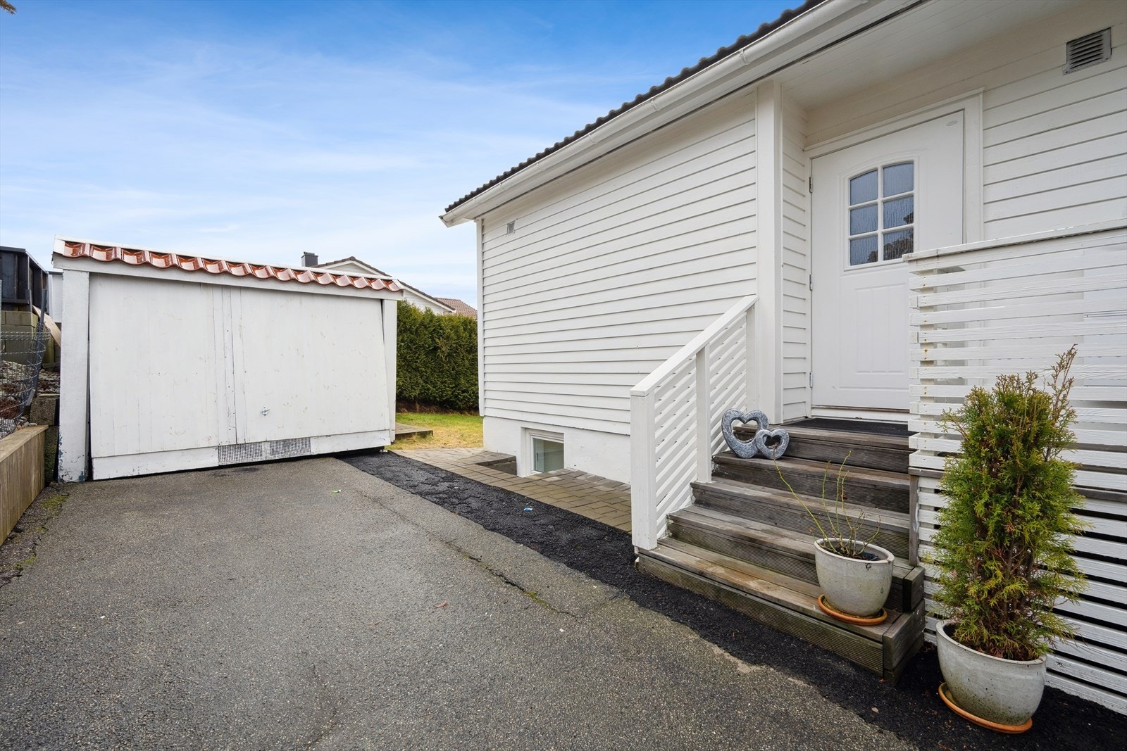 I tillegg til gode parkeringsmuligheter i gårdsrommet har boligen tilhørende garasje. Galleribilde