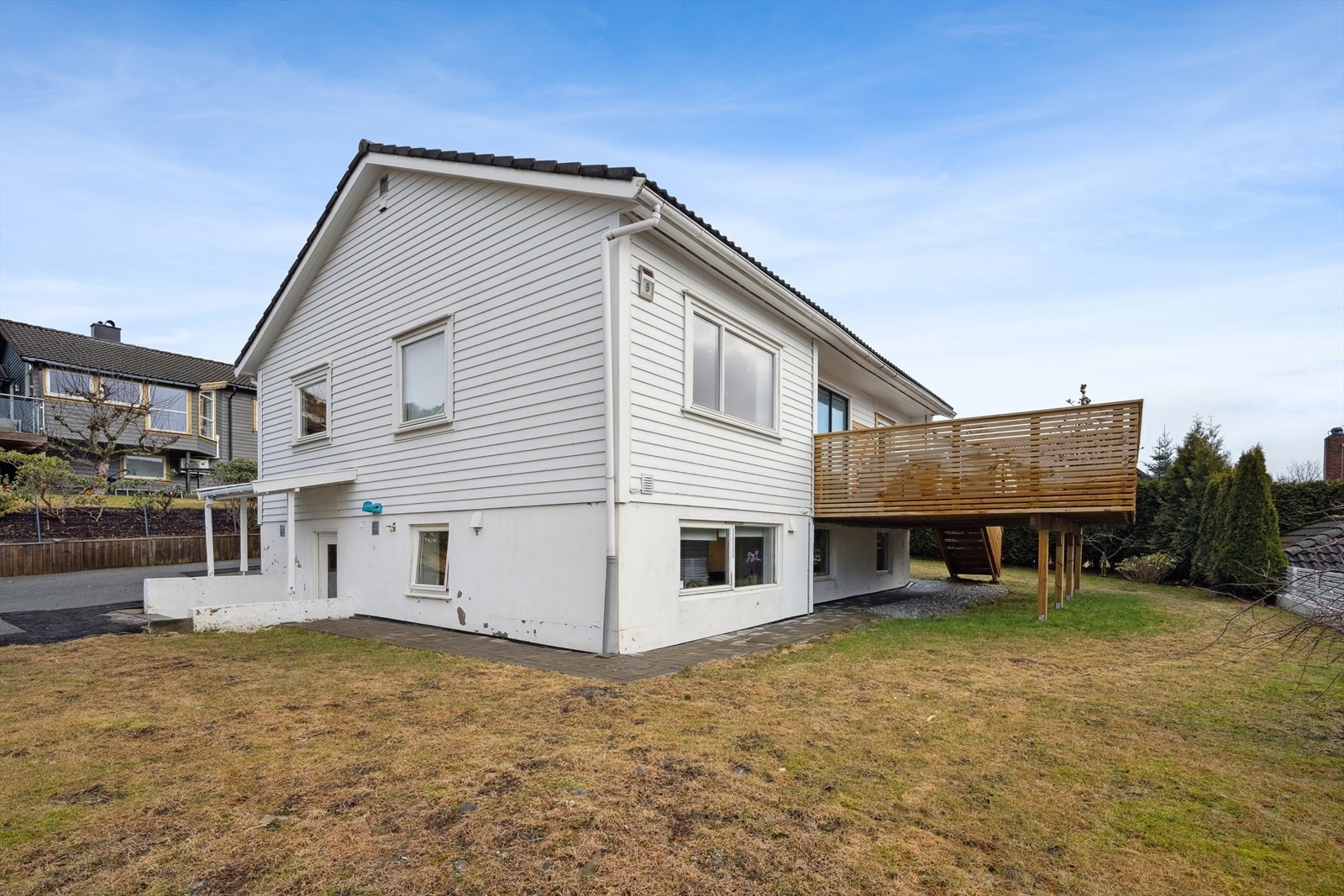 Romslig og solrikt uteområde hvor både store og små vil trives! Galleribilde