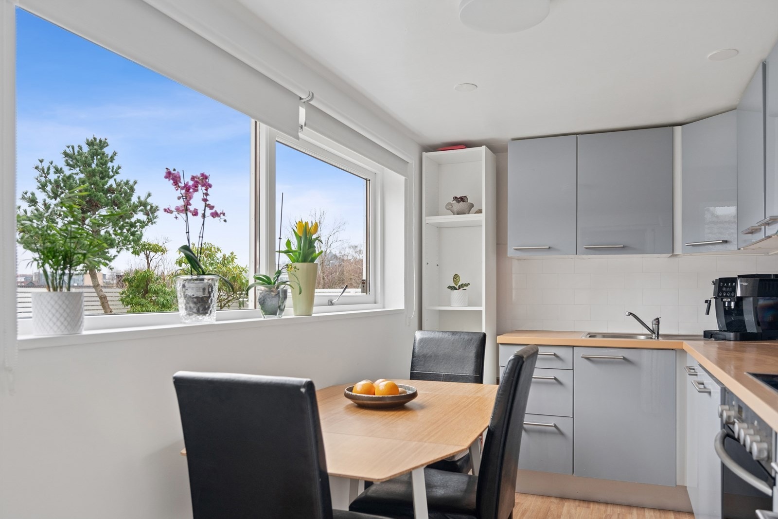 Store vindusflater gir rikelig med naturlig lys. Galleribilde